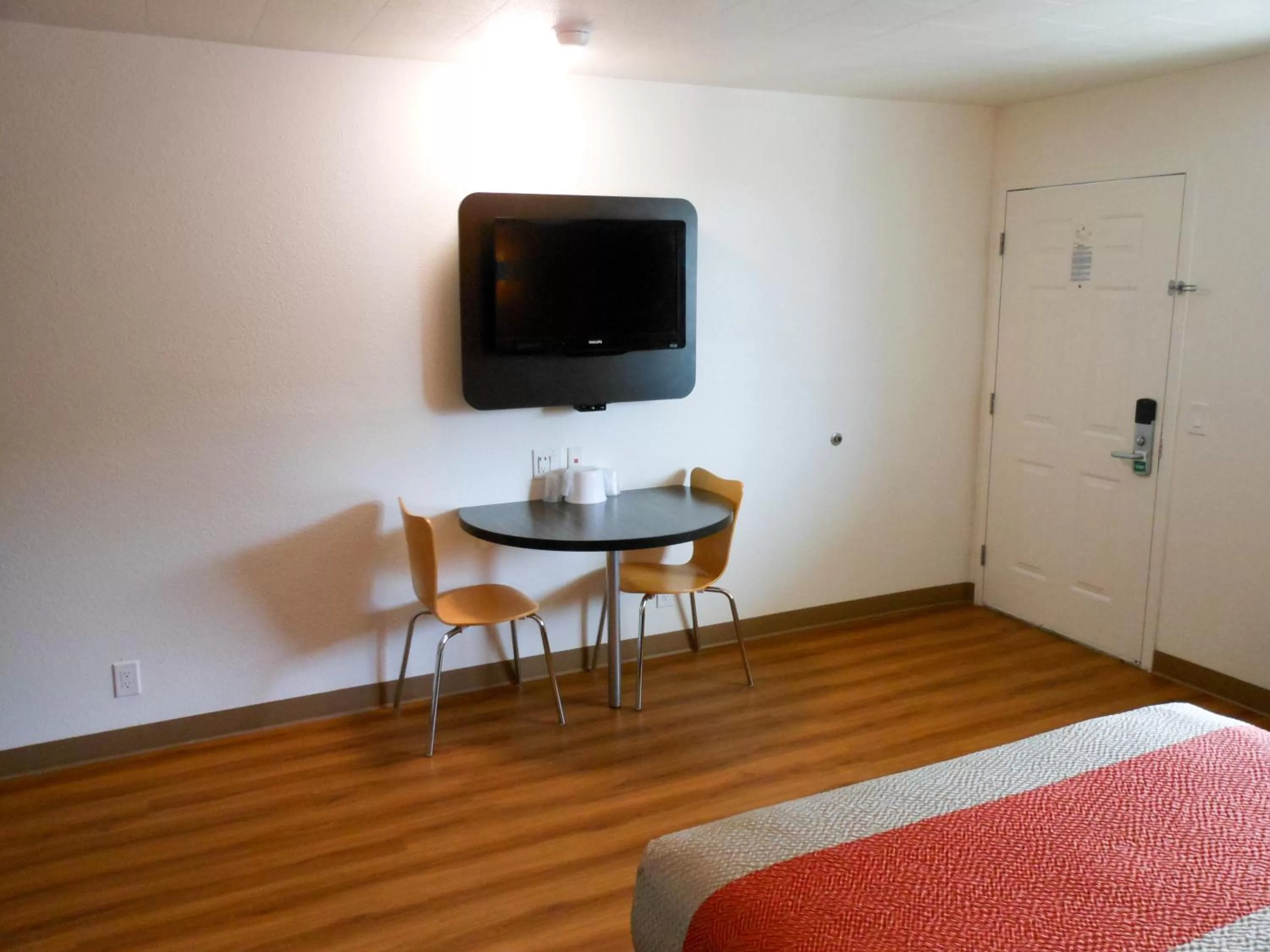 TV and multimedia, Bed in Motel 6-Fallon, NV