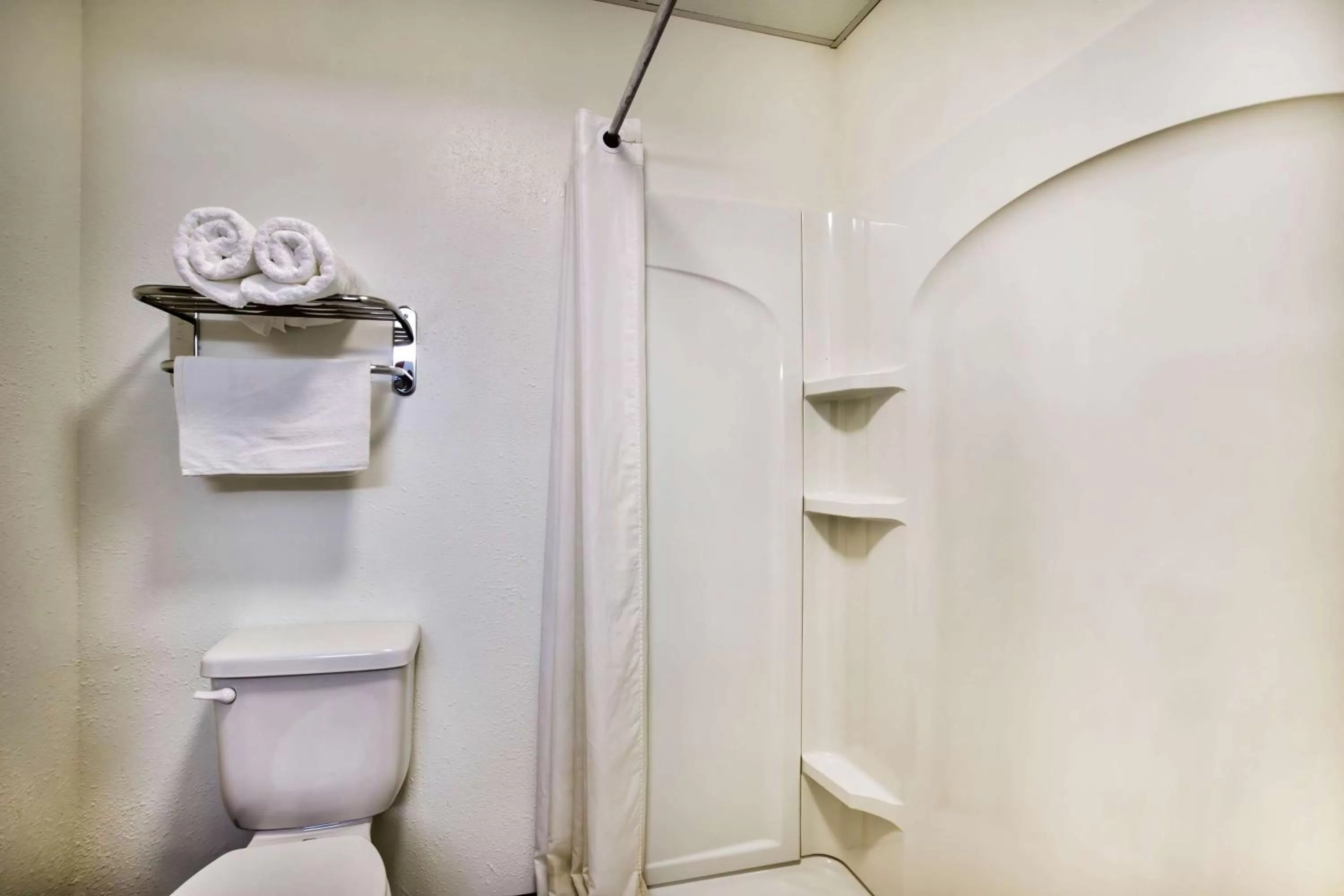 Bathroom in Motel 6-Percival, IA