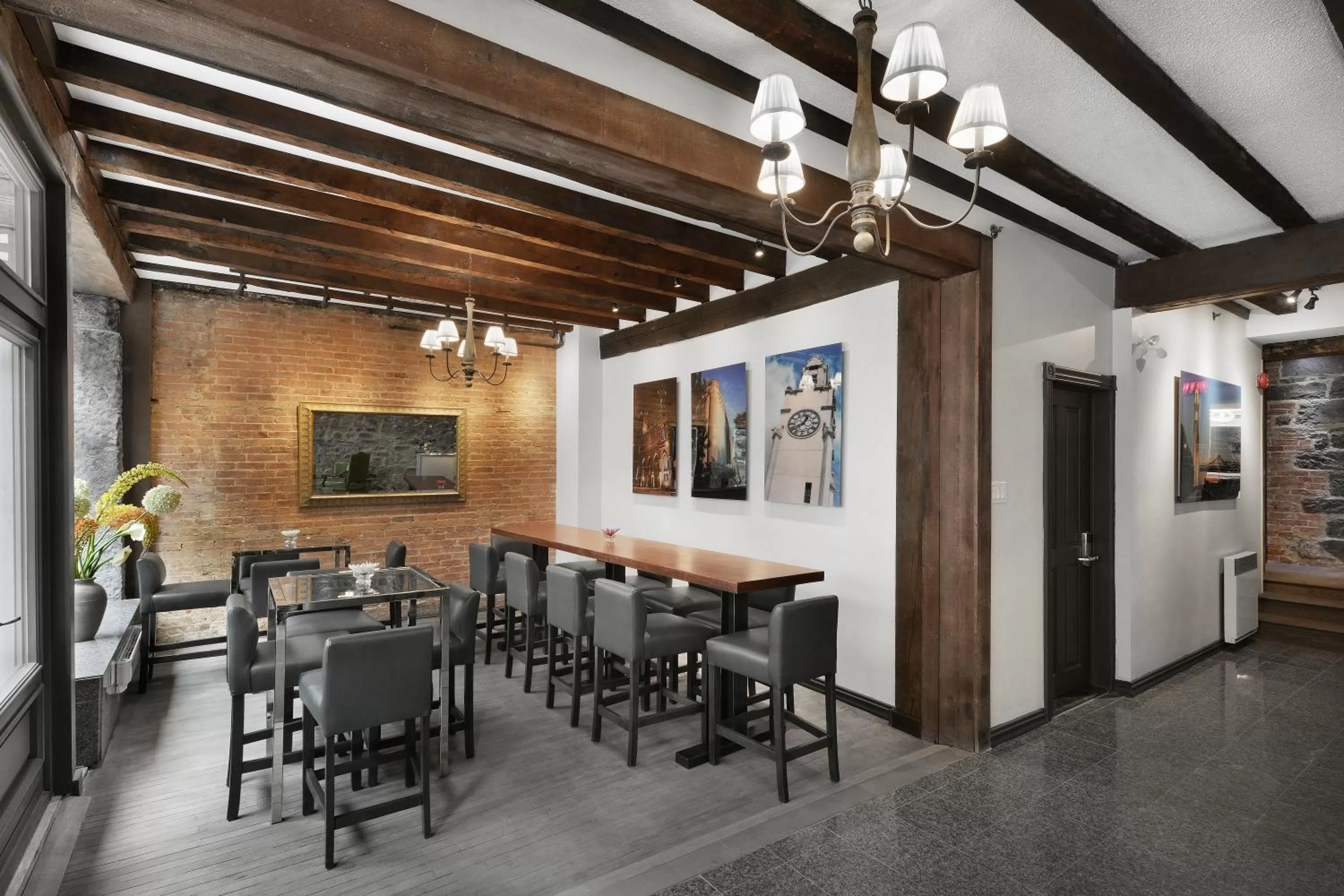 Lobby or reception in Hotel Épik Montréal