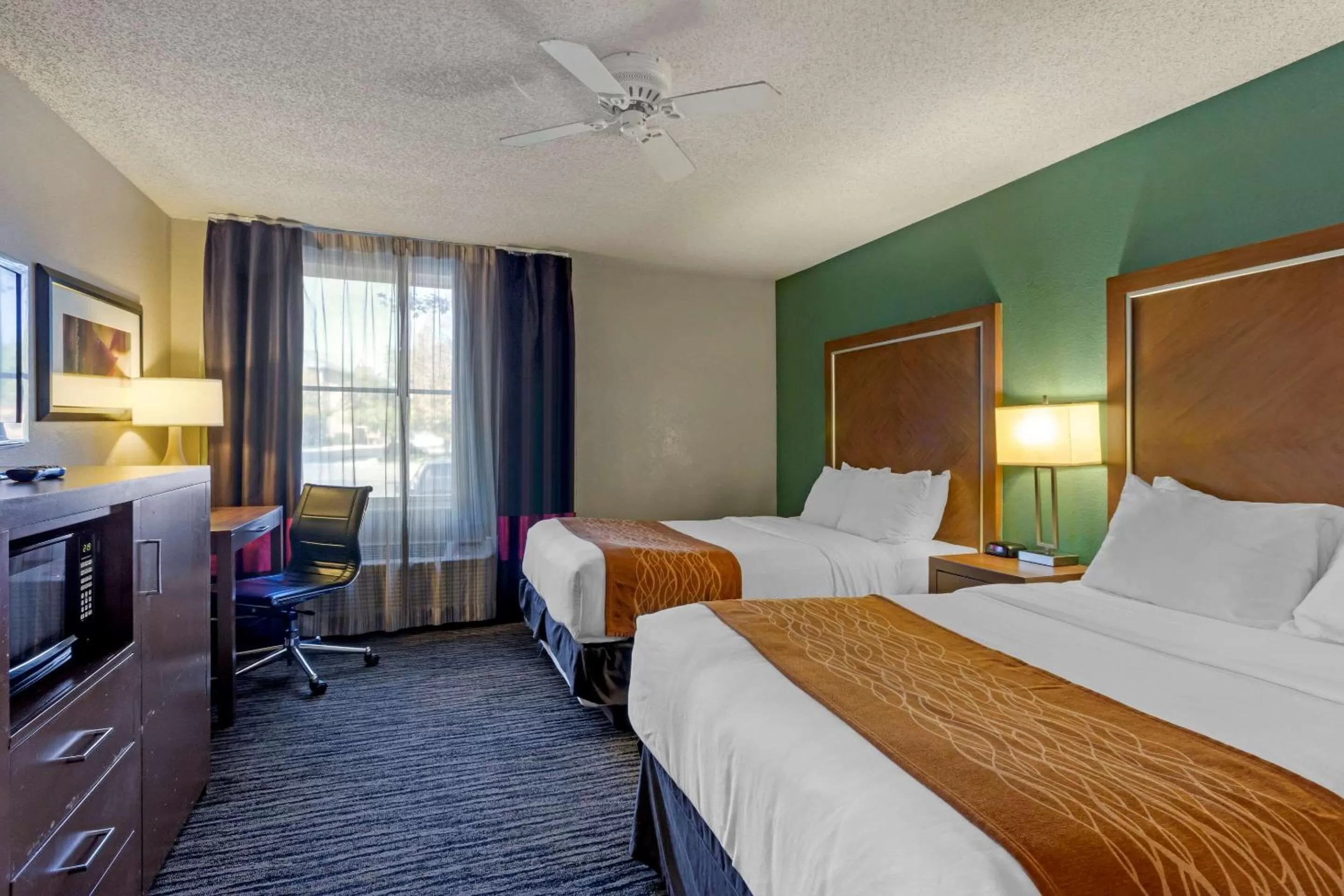 Photo of the whole room, Bed in Comfort Inn West Valley - Salt Lake City South