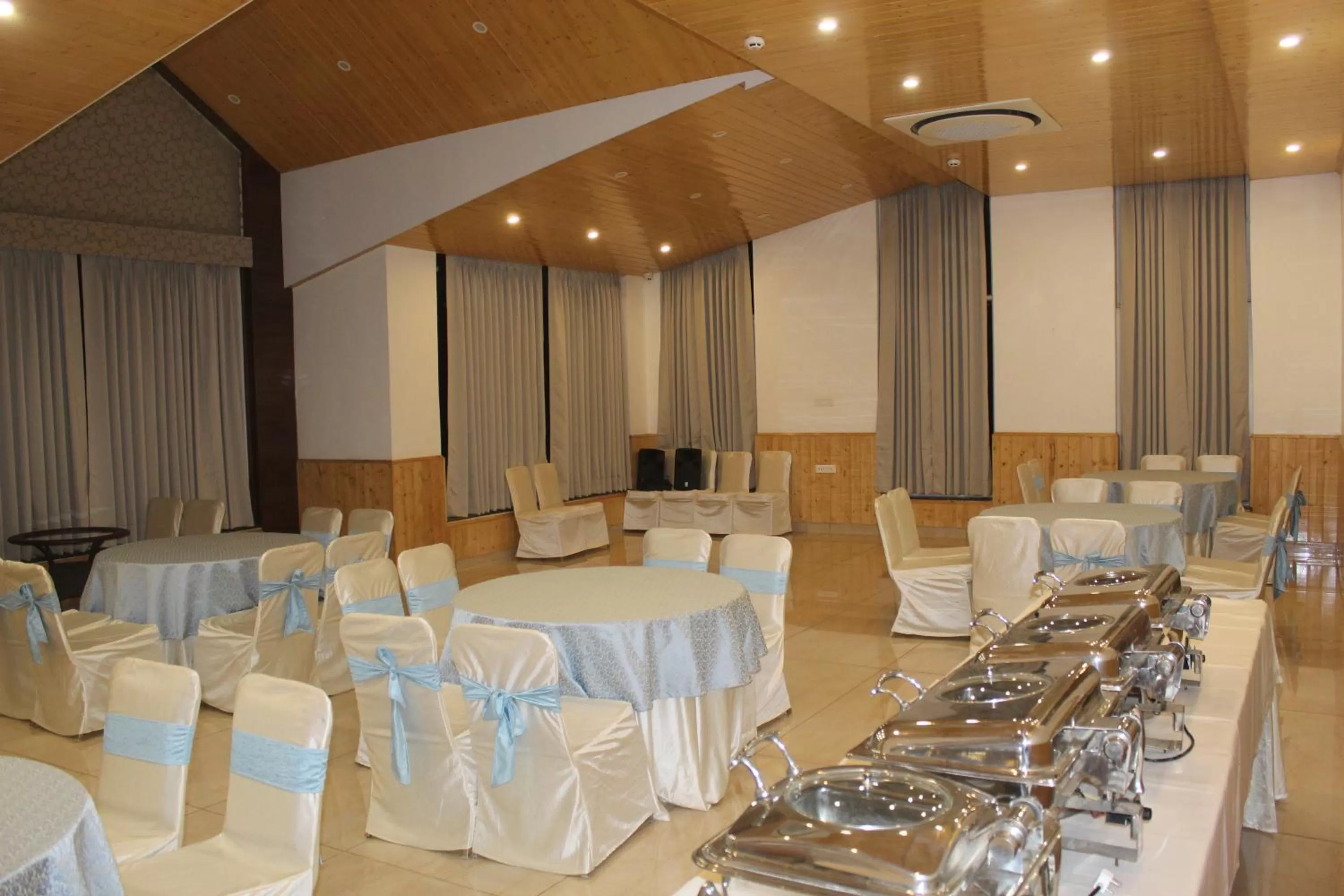 Meeting/conference room in Abhilashi Residency & Spa - Centrally Heated & Air Cooled