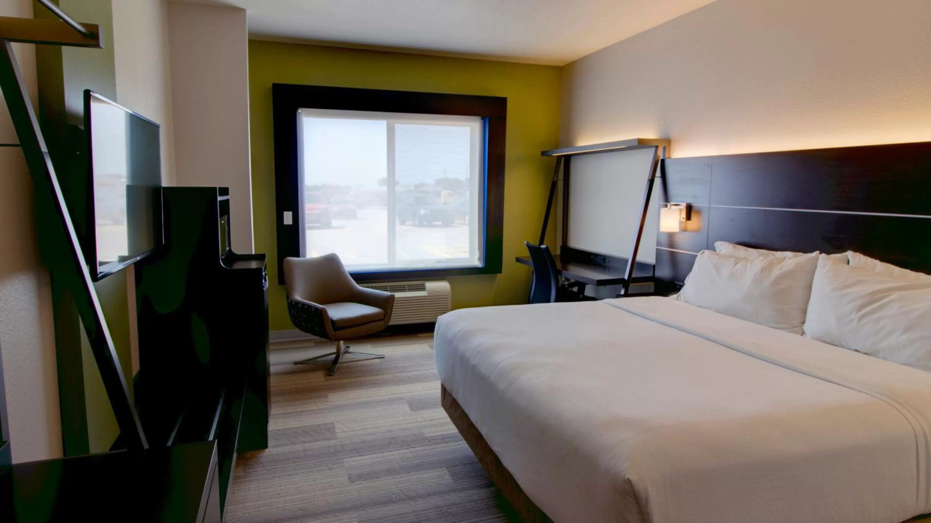 Photo of the whole room, Bed in Holiday Inn Express & Suites Sioux Center by IHG