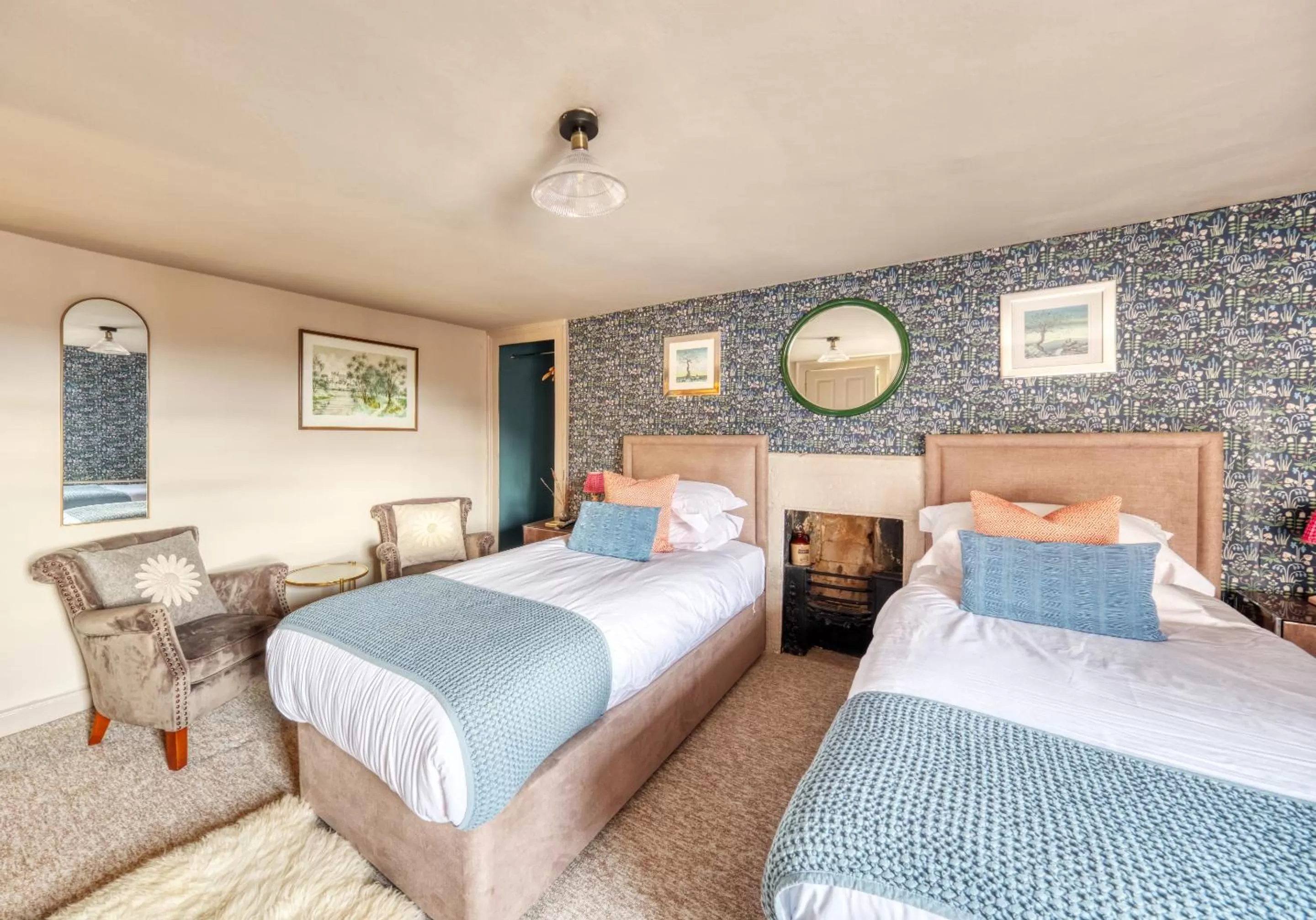 Photo of the whole room, Bed in Hill House