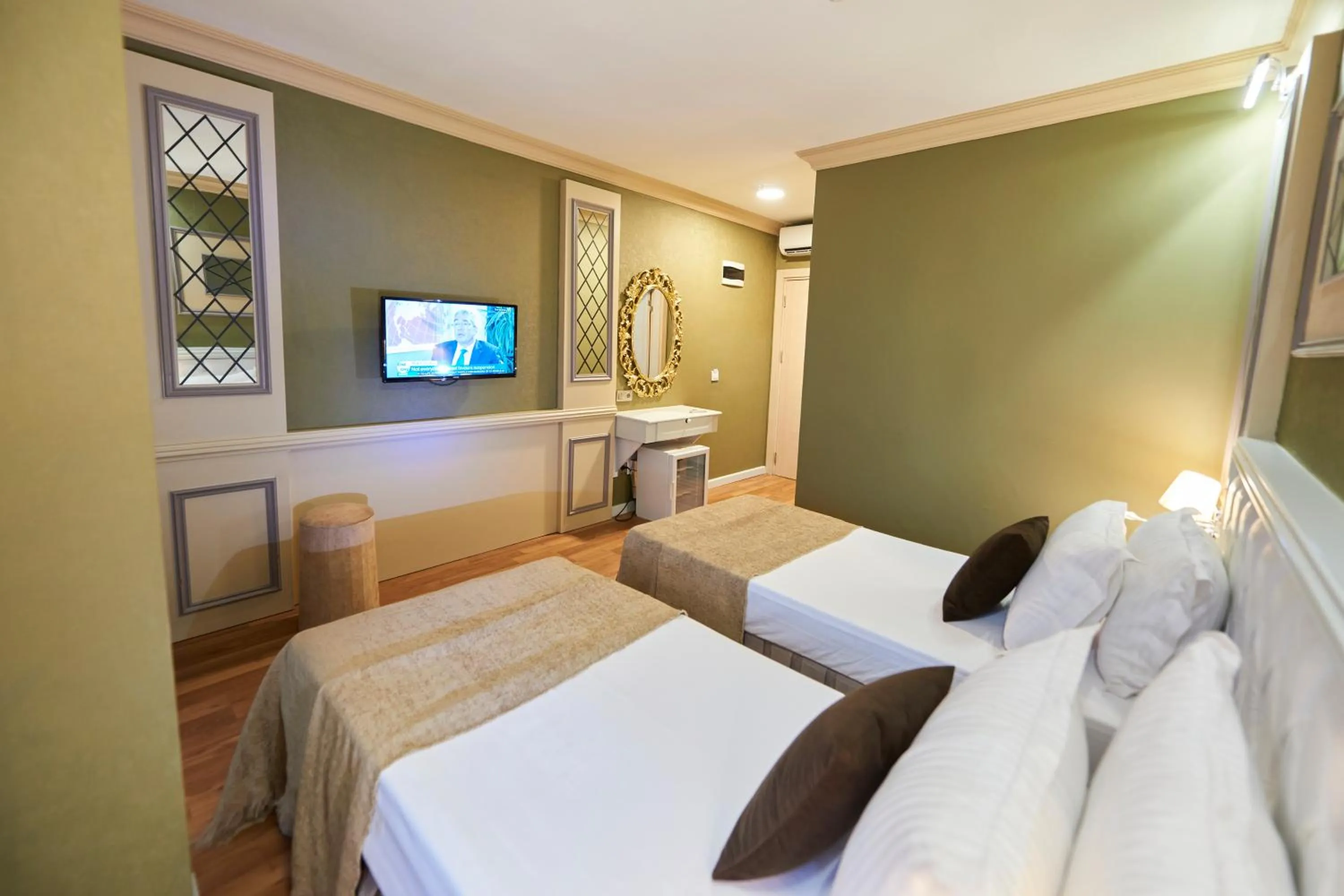 Photo of the whole room, Bed in Sunlight Hotel