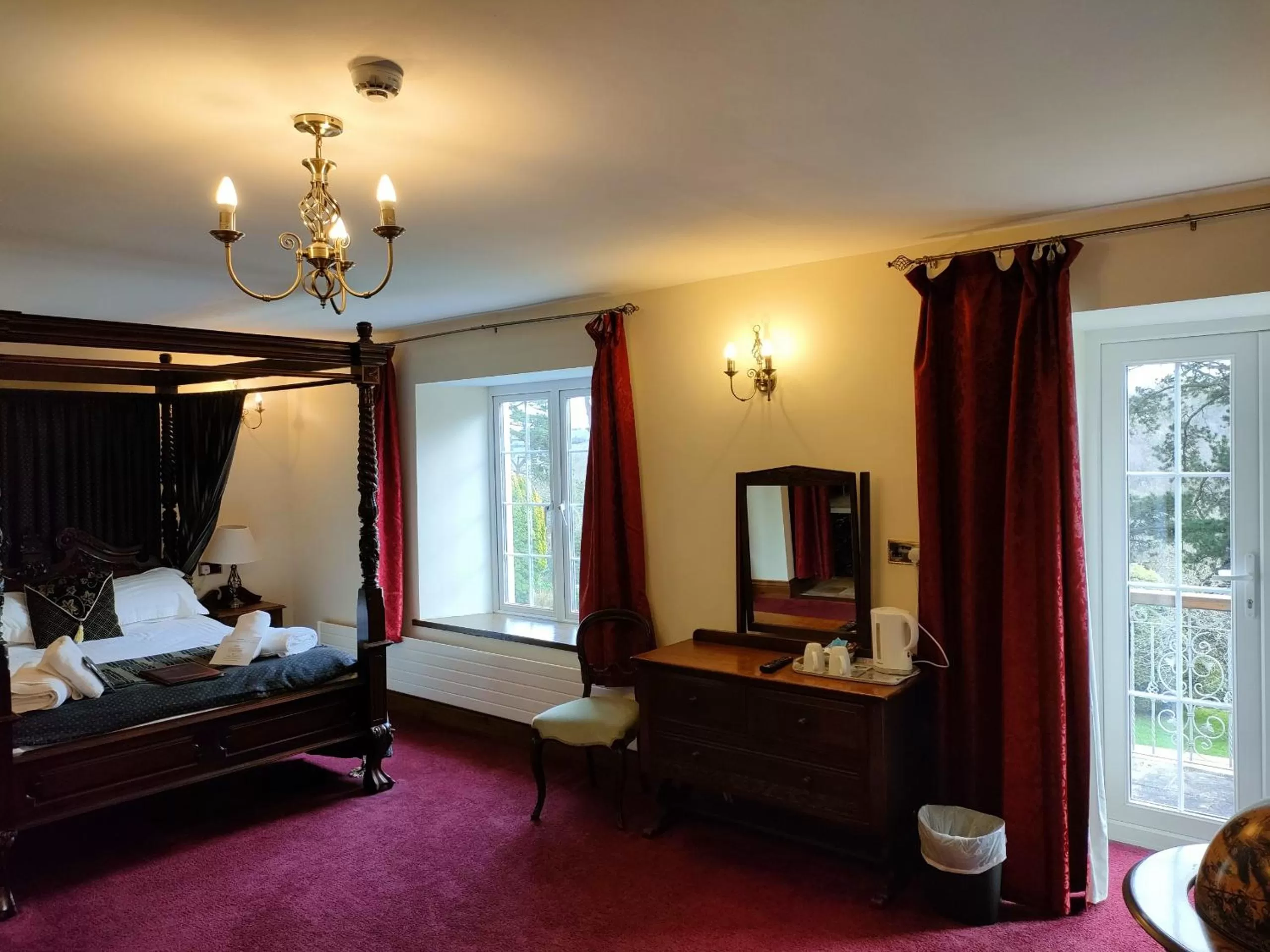 Bedroom, Bed in Great Trethew Hotel - Self Catering Lodges - Bar & Restaurant