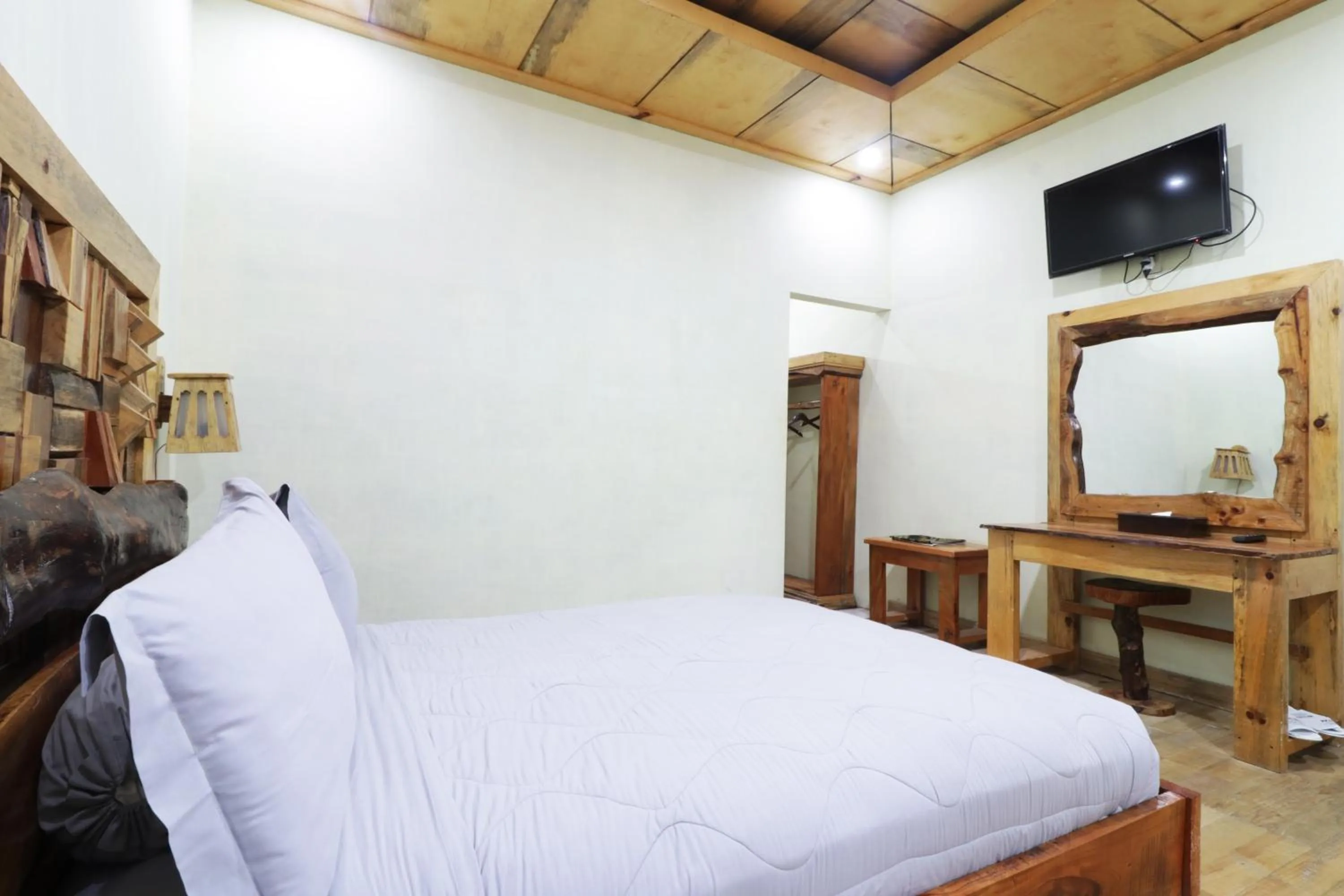 Bed in Alloyna Country Cottage Brastagi