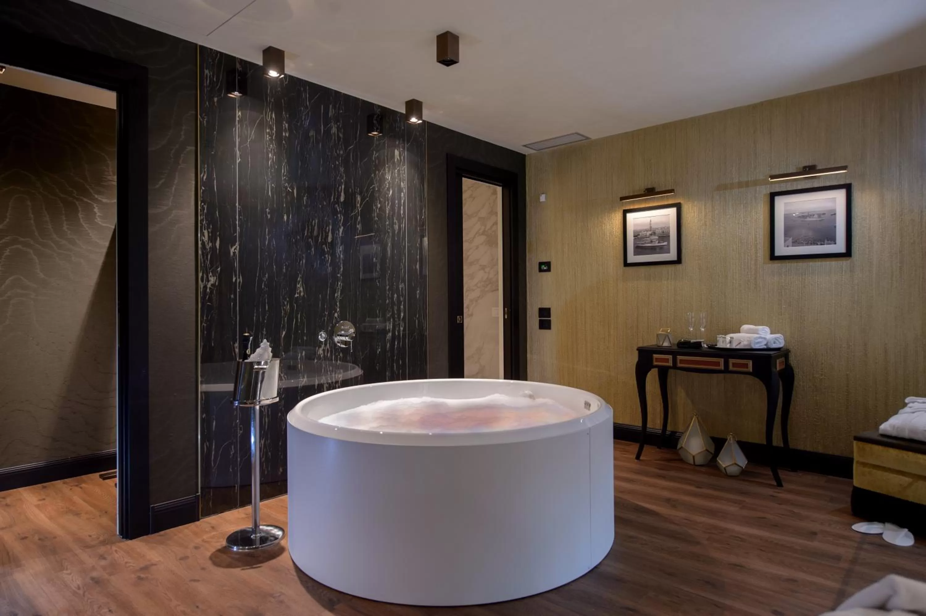 Hot Tub in Palazzo Veneziano - Venice Collection