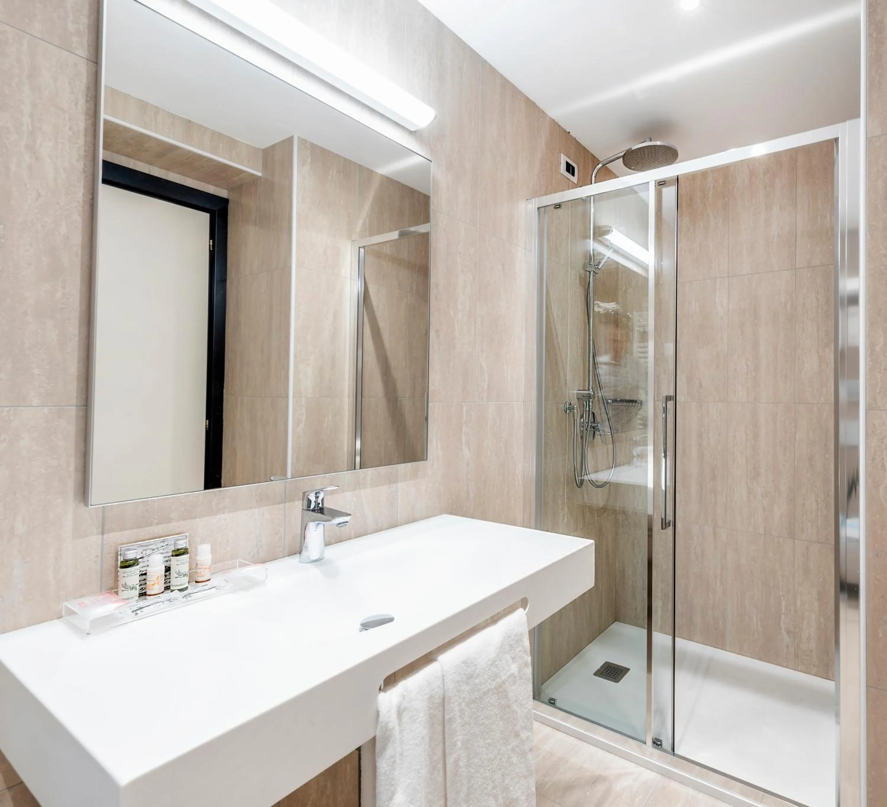 Double Room with Balcony and Lake View in Hotel Asnigo