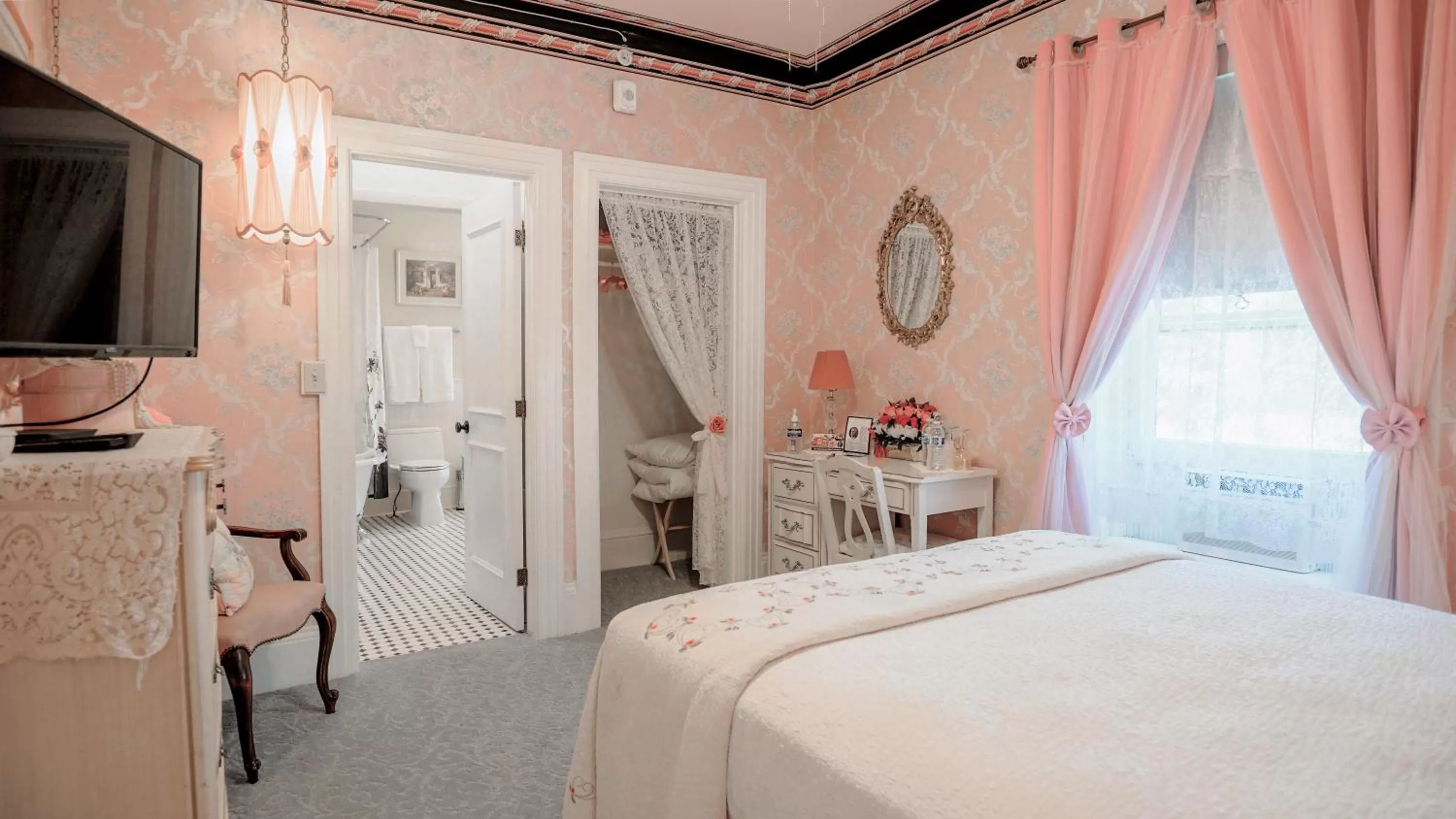 TV and multimedia, Bed in Heber Senator Bed and Breakfast