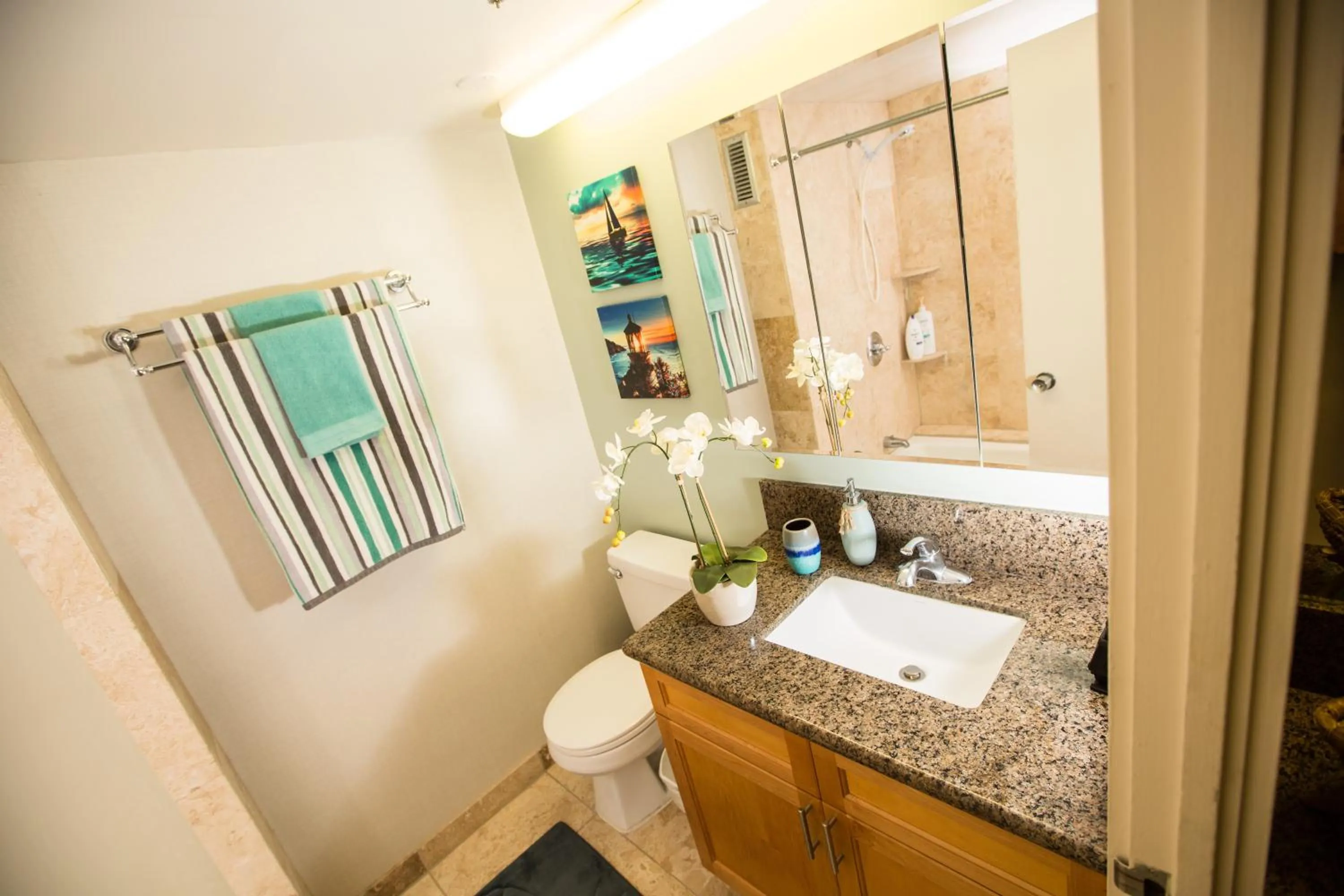 Tropical Studios at Marine Surf Waikiki - FREE PARKING - BEST LOCATION - FULL KITCHEN - SWIMMING POOL