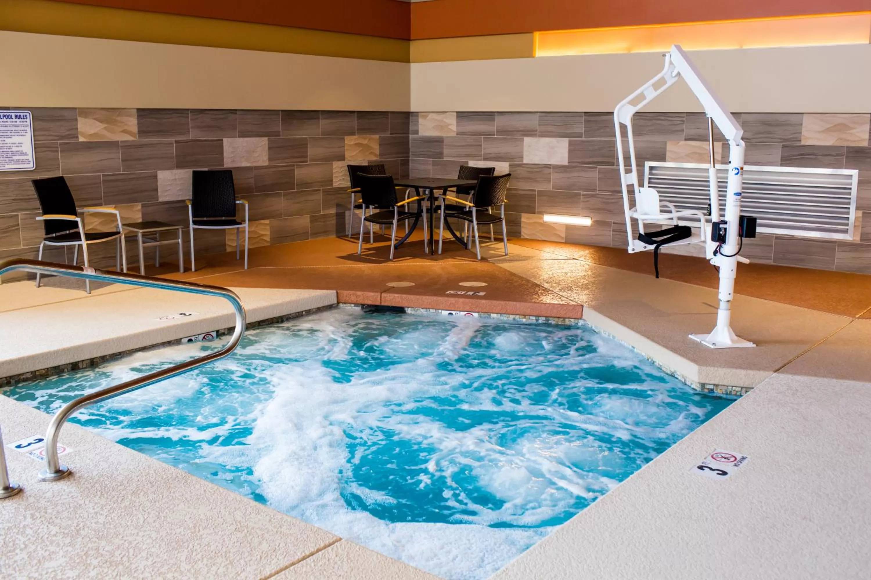 Swimming pool in Cliff Castle Casino Hotel