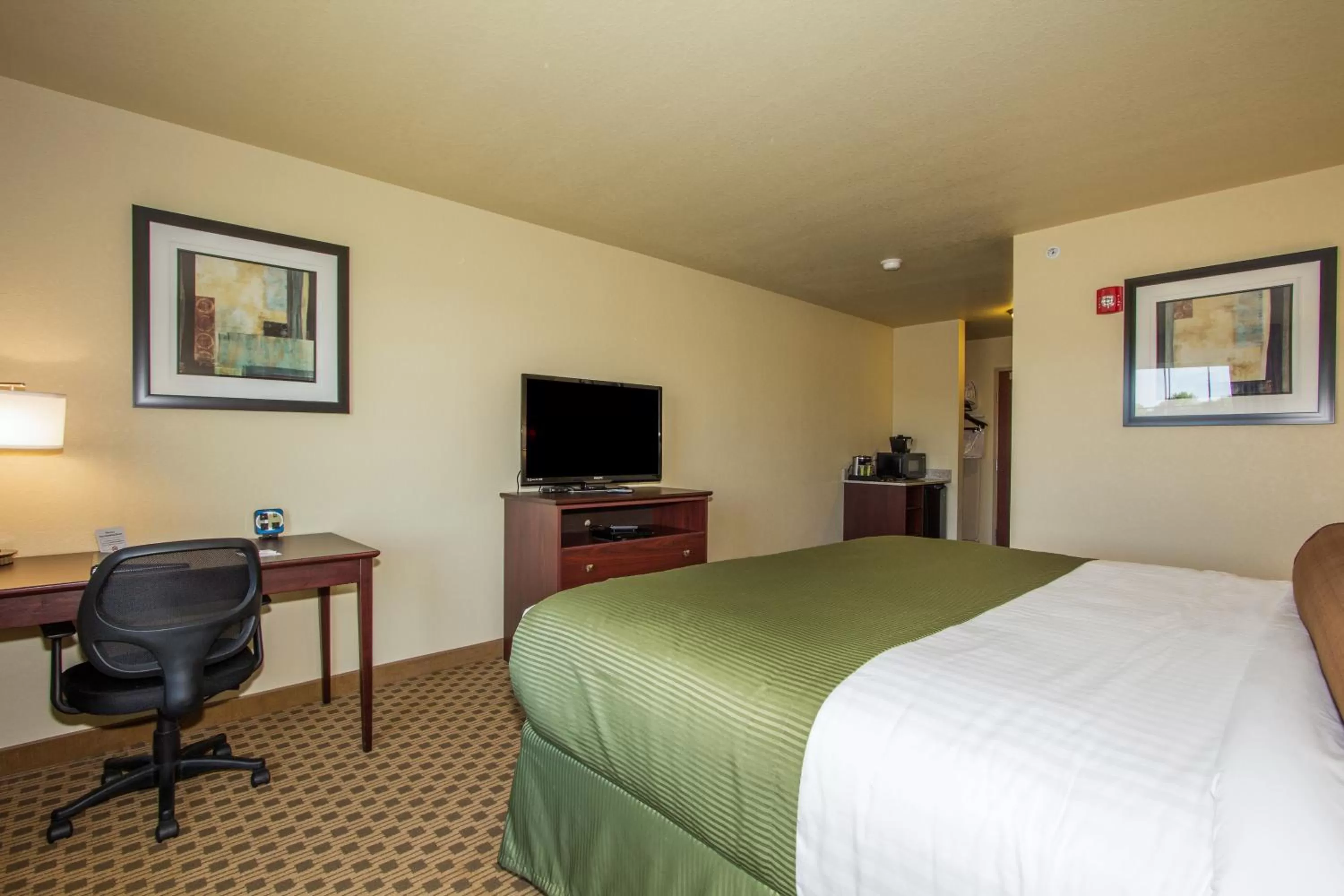 Bed in Cobblestone Inn & Suites - Corry