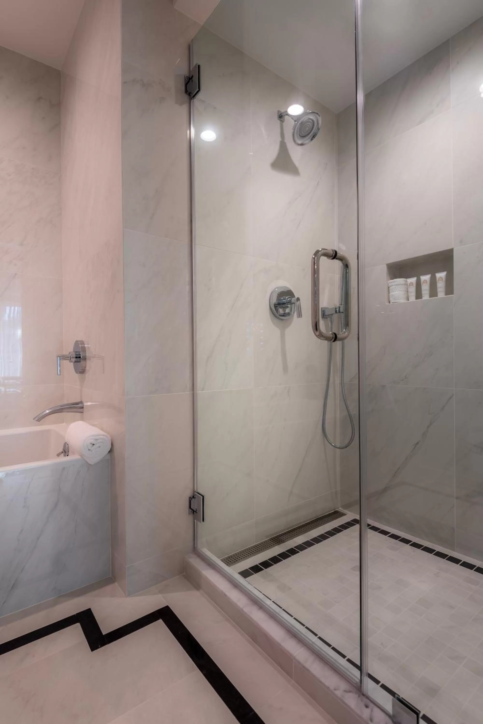 Shower in Beverly Hills Plaza Hotel & Spa