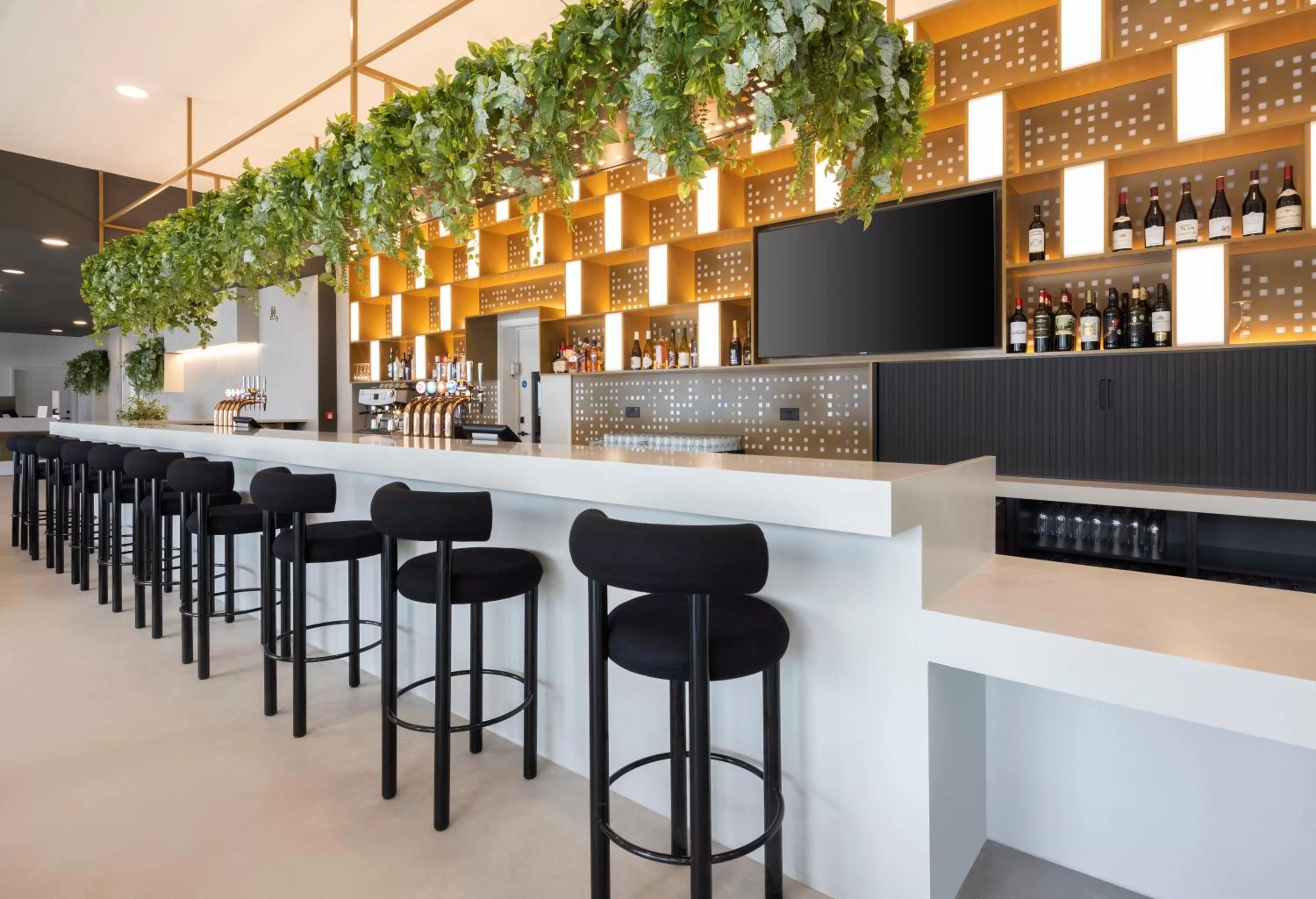 Lounge or bar in Leonardo Hotel Manchester Piccadilly