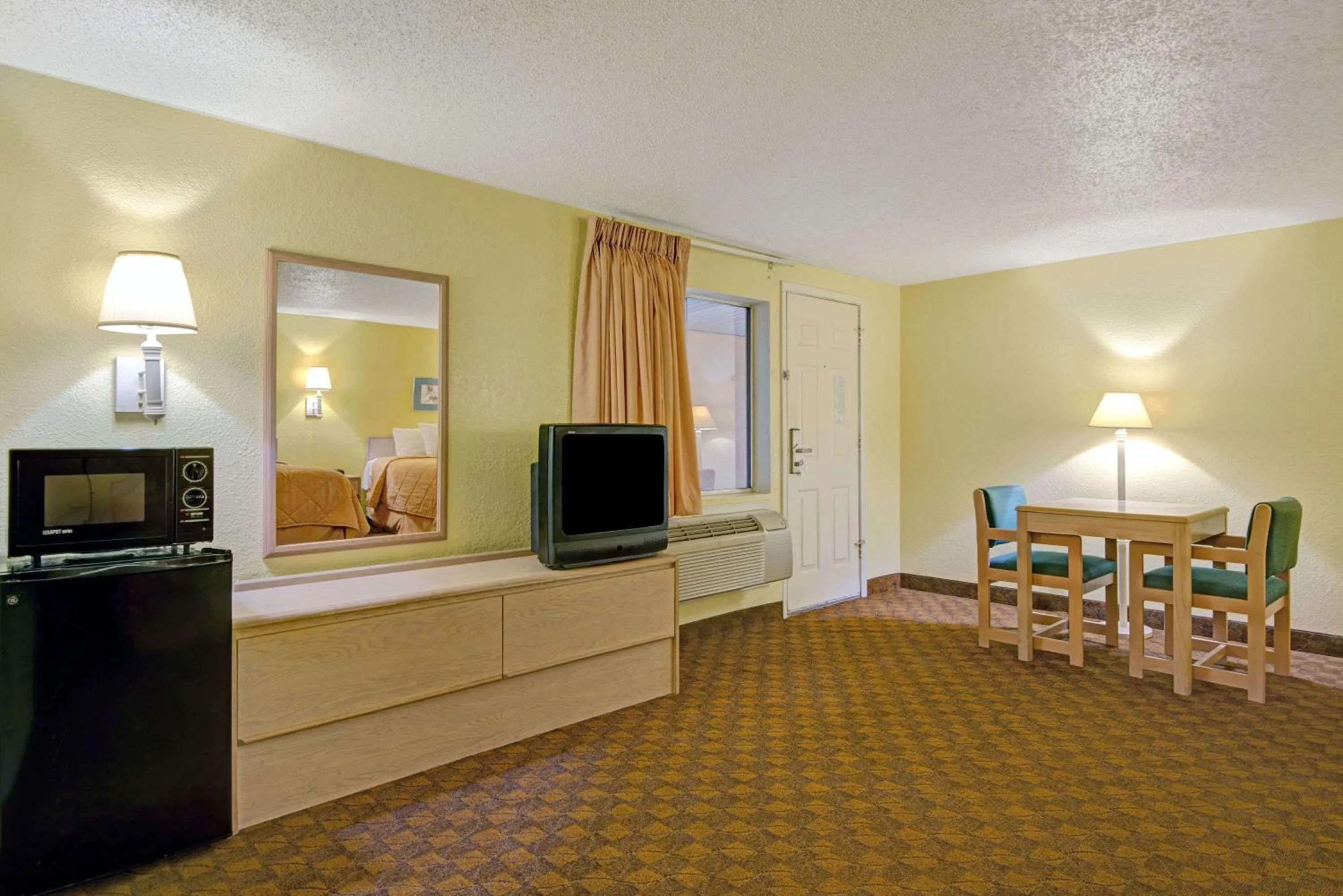 Photo of the whole room in White Rock Inn