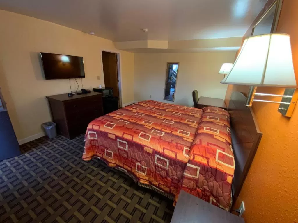 Bed in Indian Mound Motel