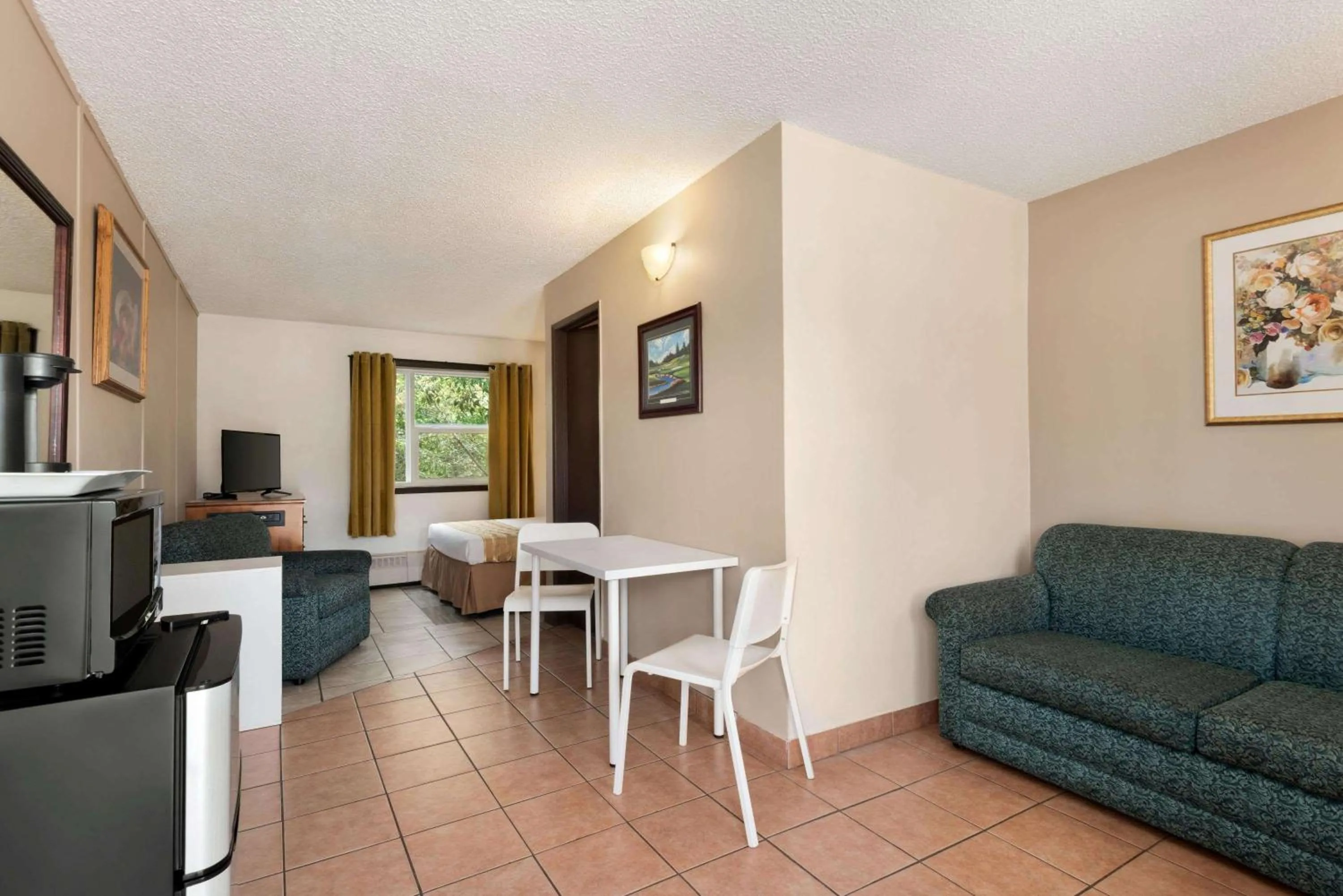 Photo of the whole room in Thriftlodge Edmonton