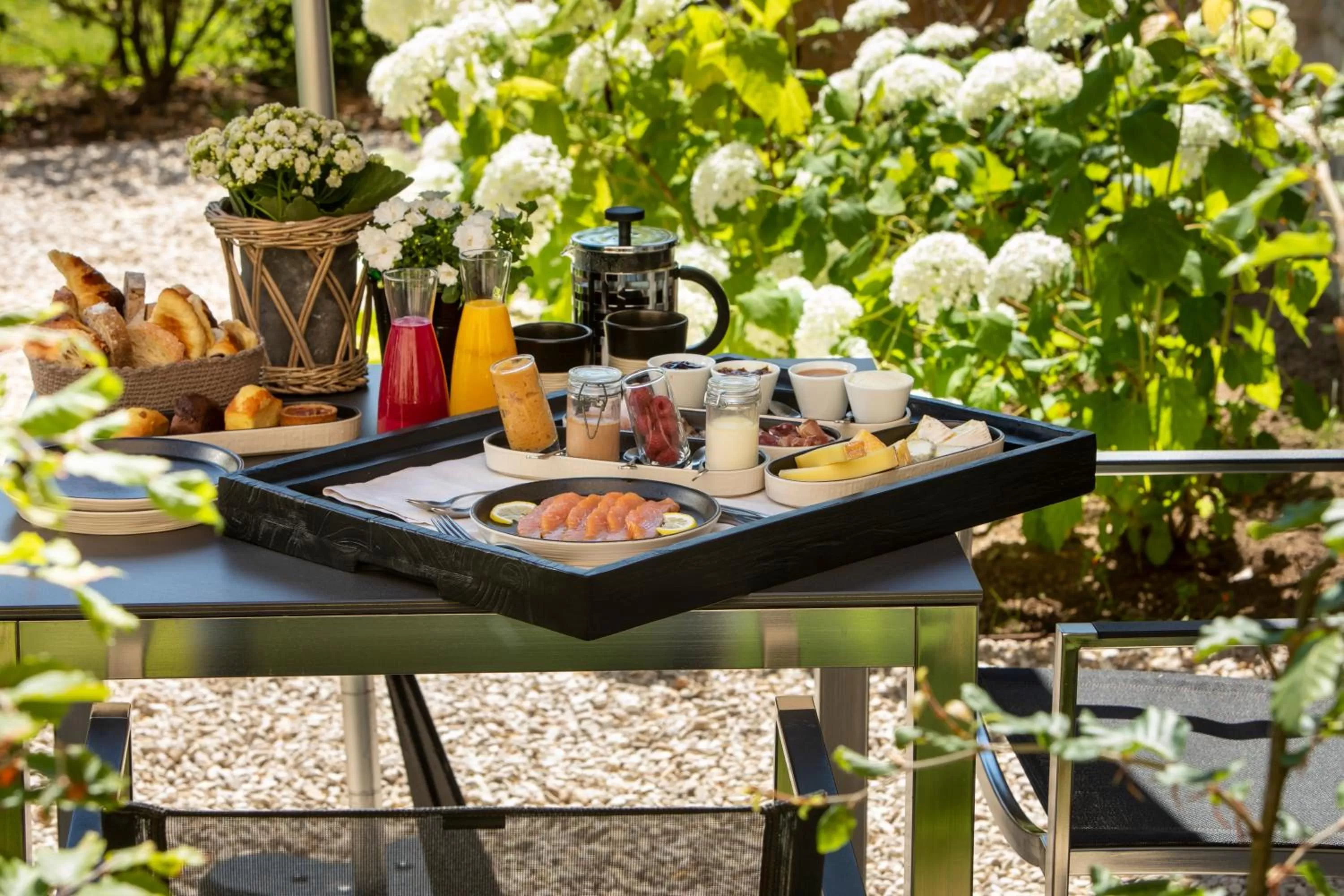 Patio in Hôtel Saint-Delis - La Maison du Peintre - Relais & Châteaux
