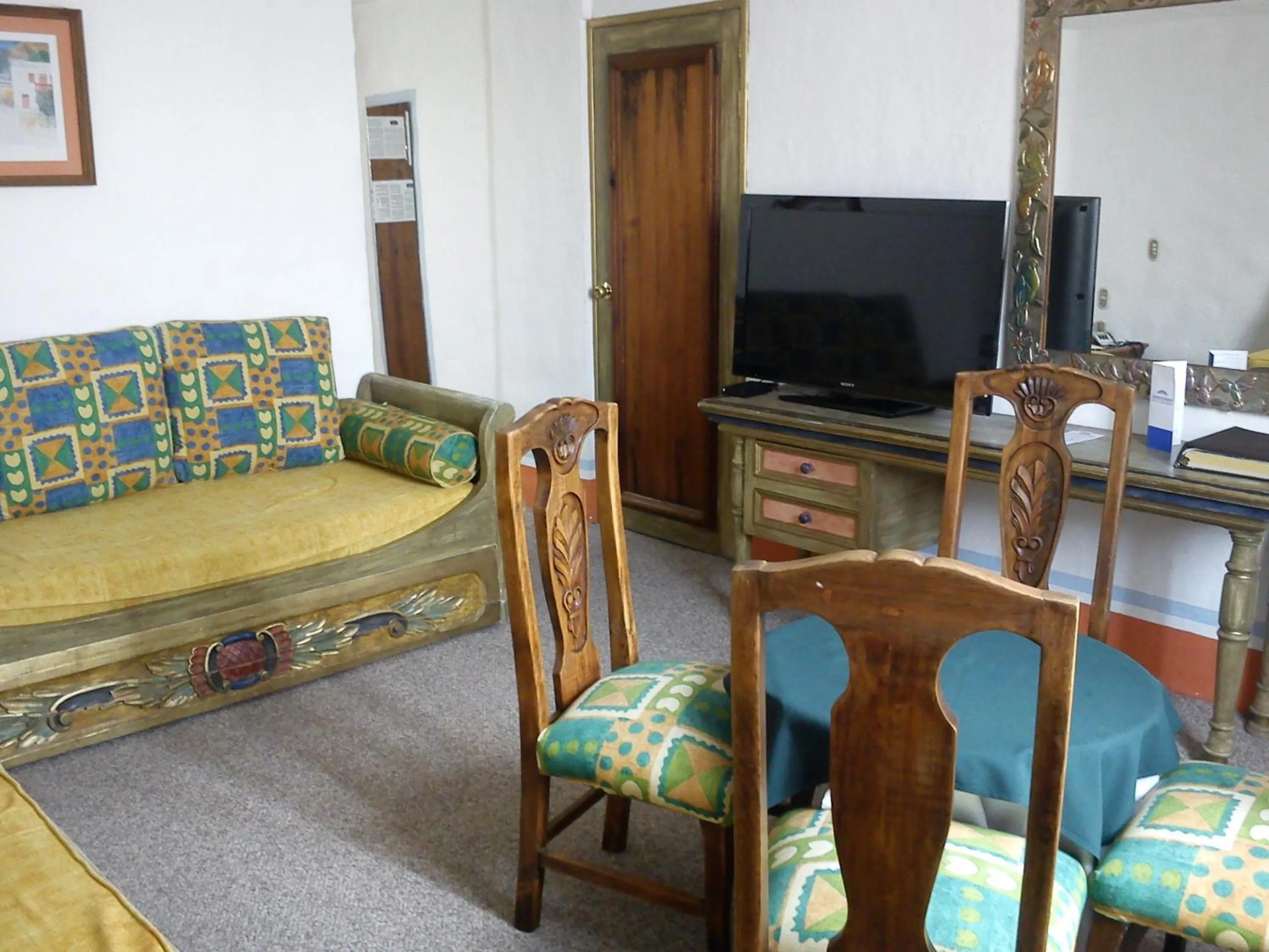 Seating area in Howard Johnson by Wyndham Morelia Calle Real