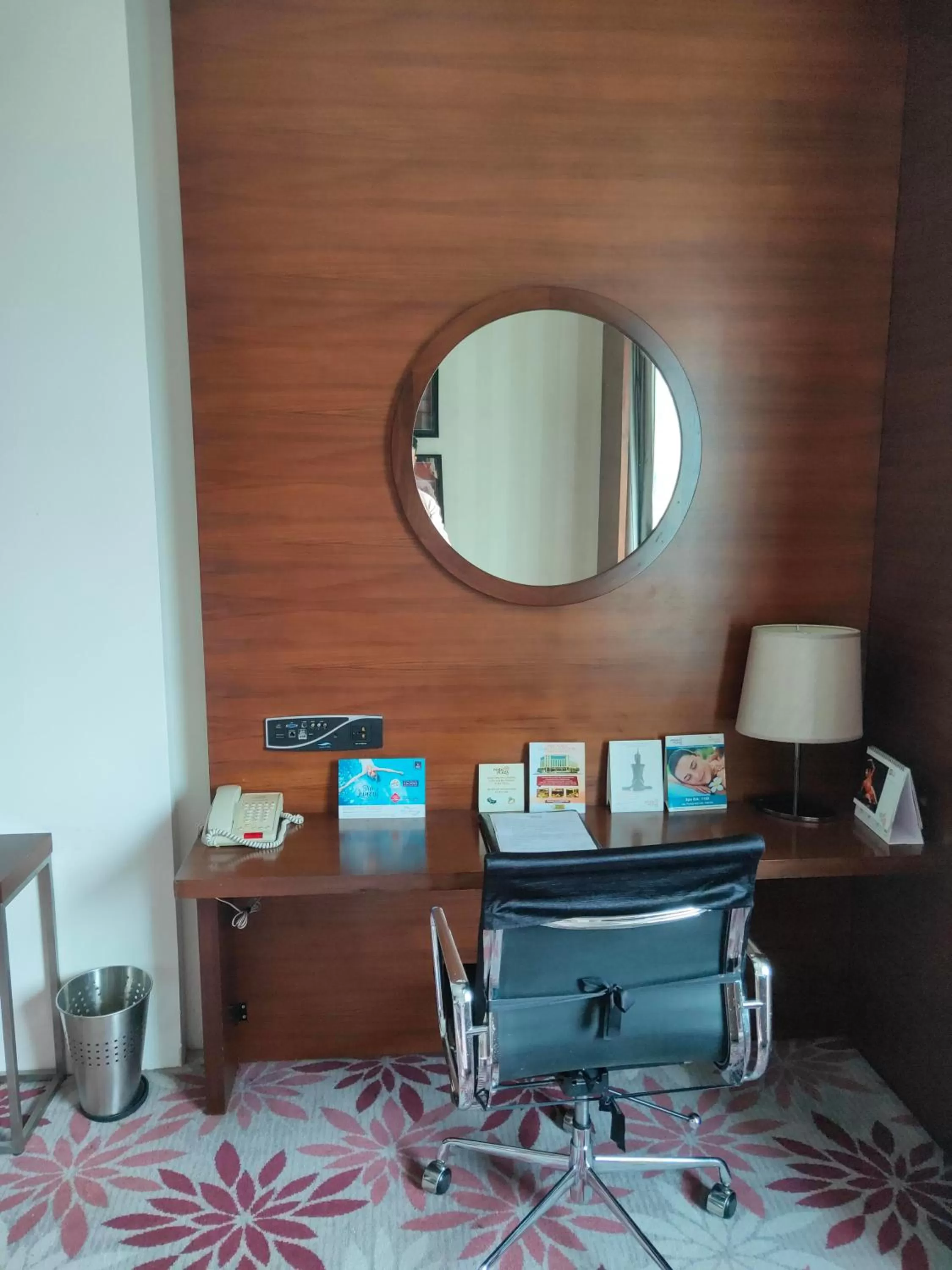 hair dresser in Pride Plaza Hotel, Kolkata