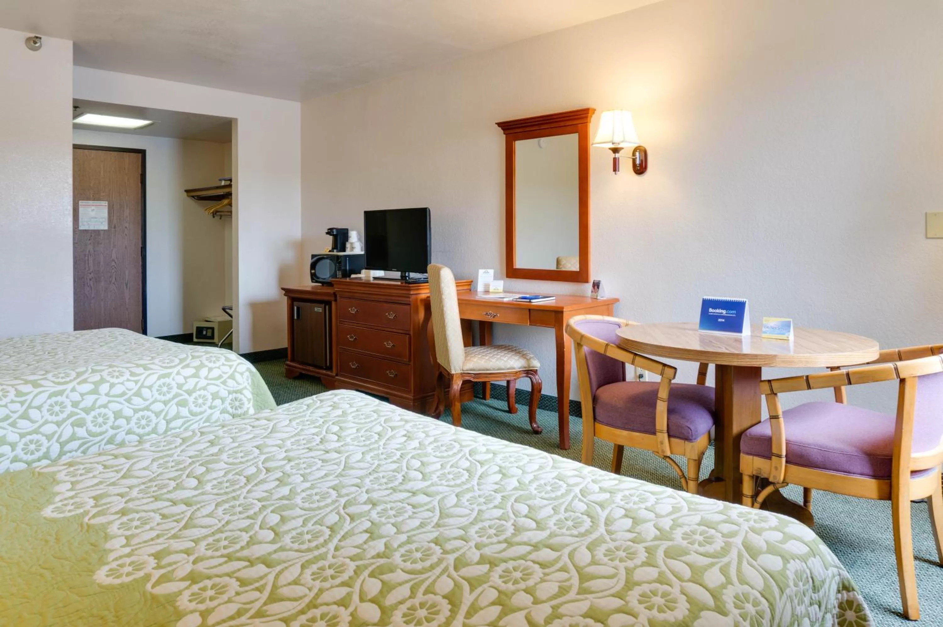 Photo of the whole room, Bed in Days Inn & Suites by Wyndham Fullerton