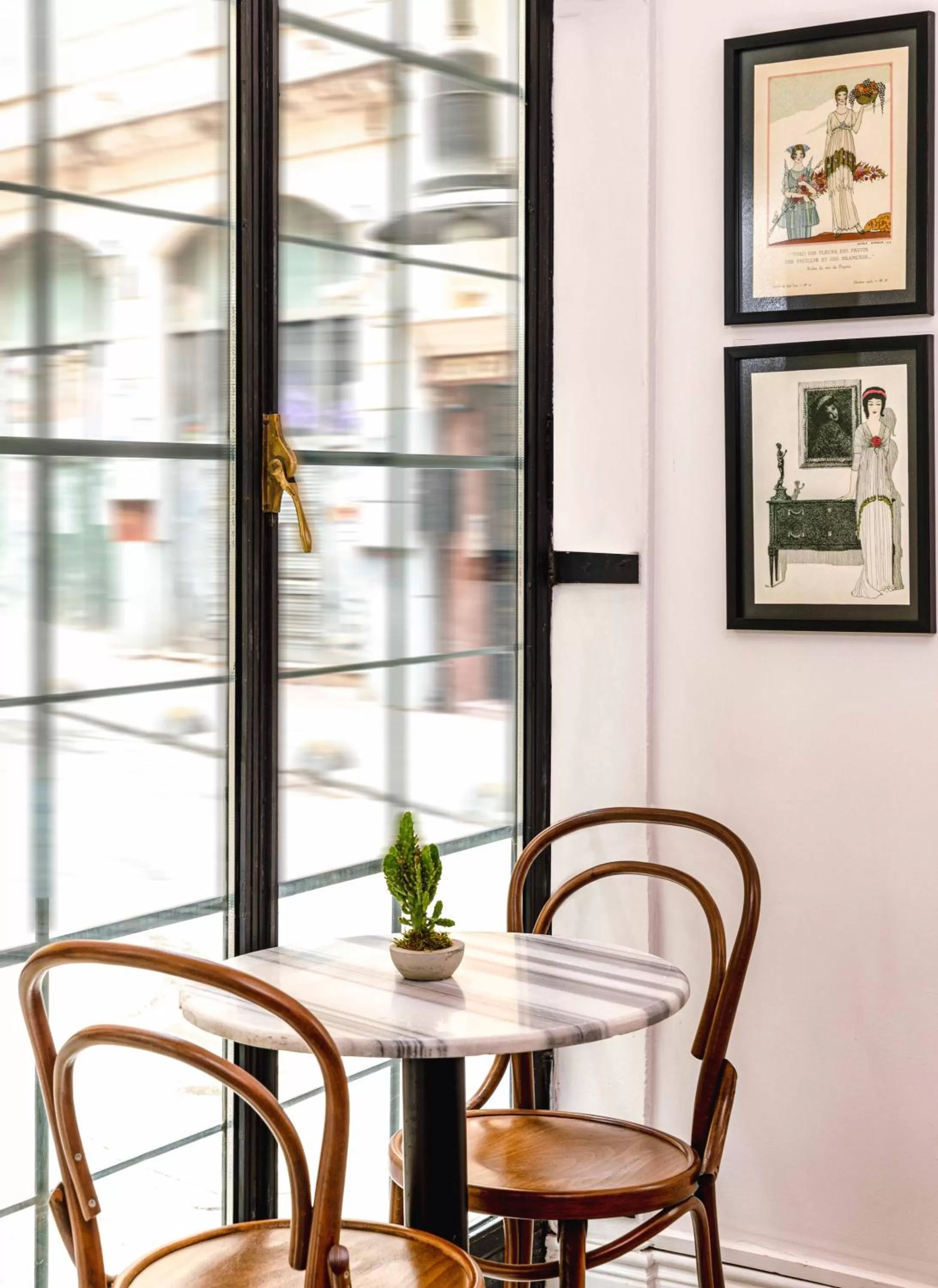 Restaurant/places to eat in Petros Hotel