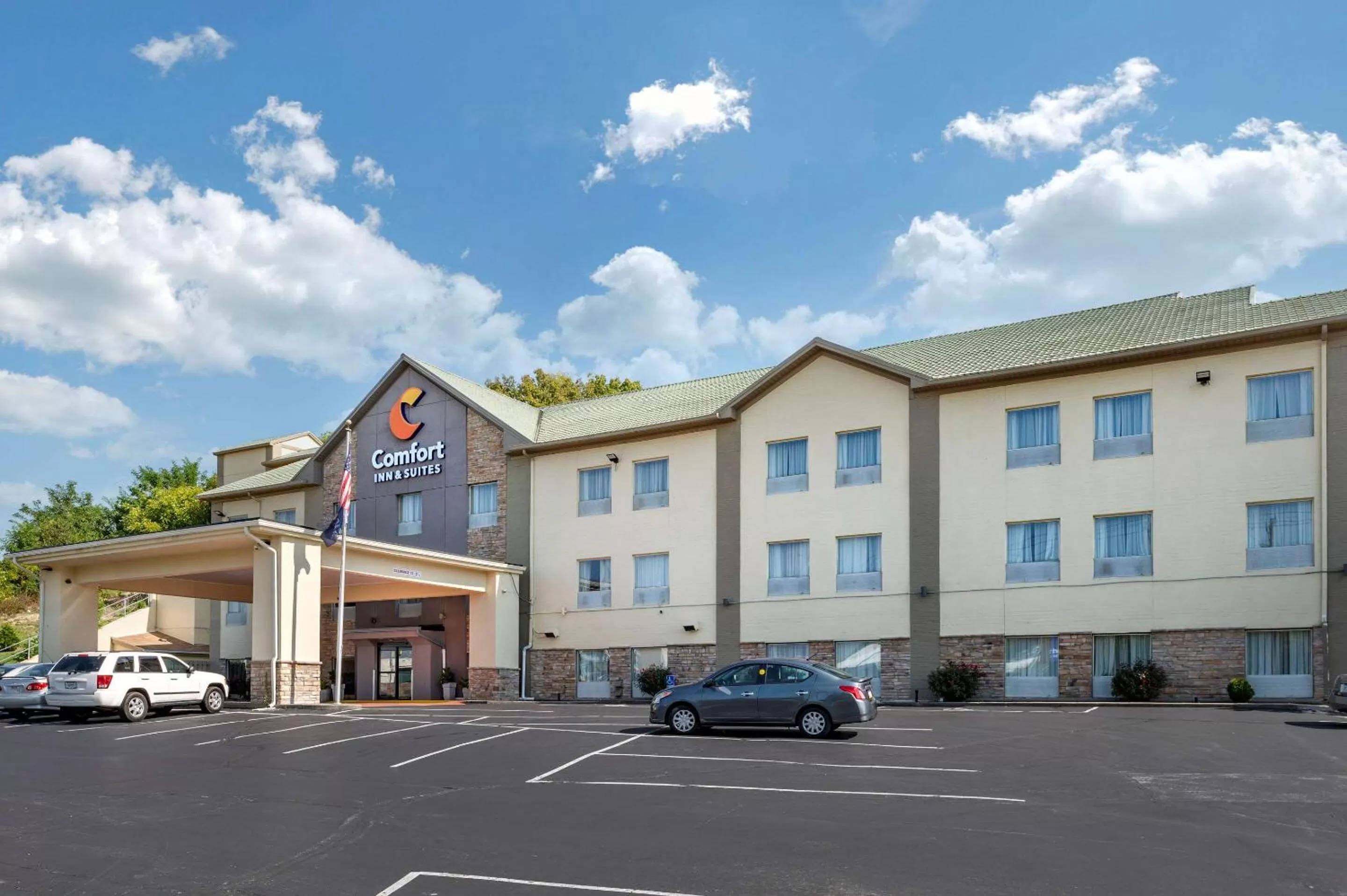 Property building in Comfort Inn & Suites Cincinnati Uptown Clifton