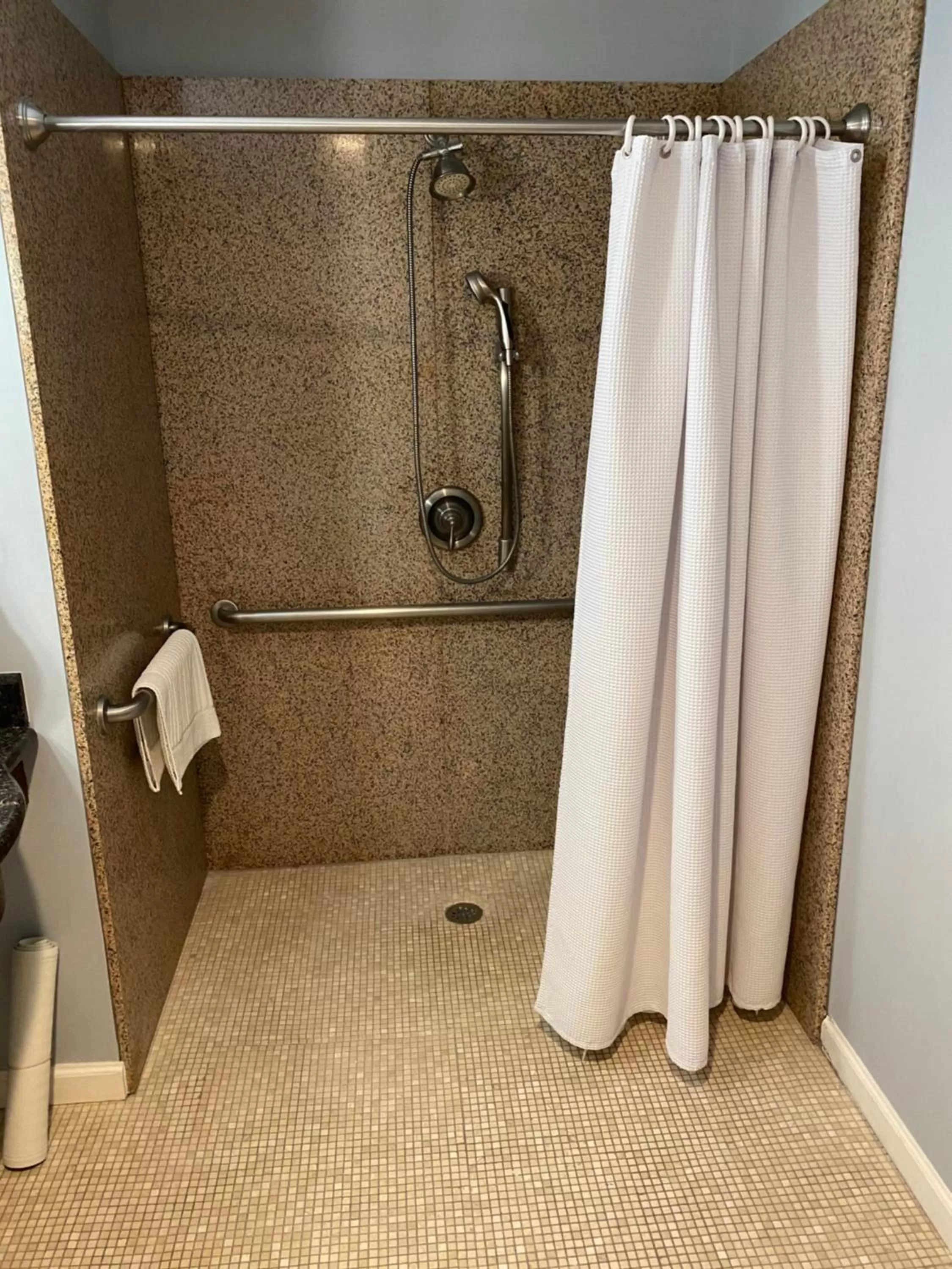 Shower in Villa Montes Hotel