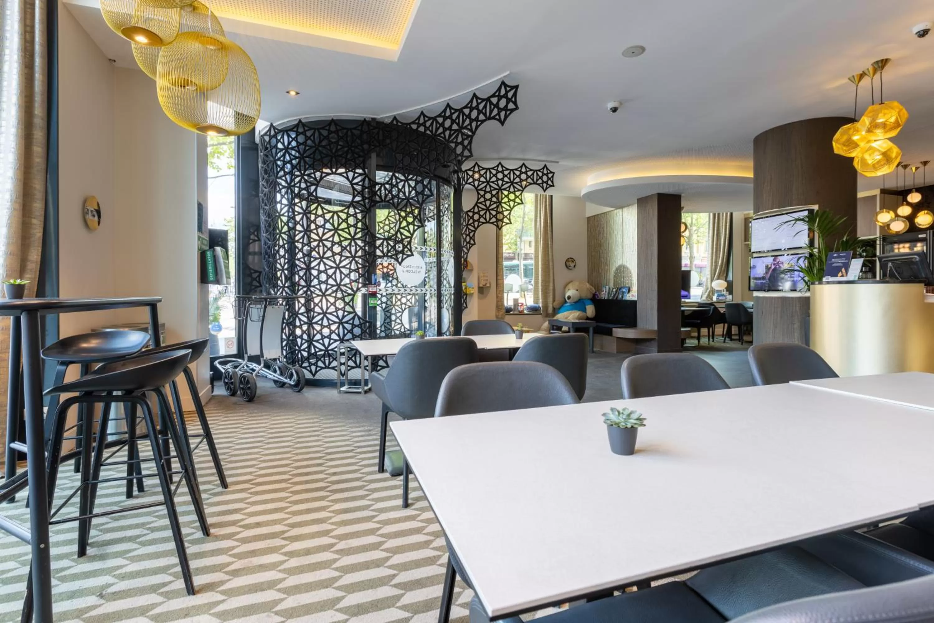 Lobby or reception in Novotel Suites Paris Expo Porte de Versailles