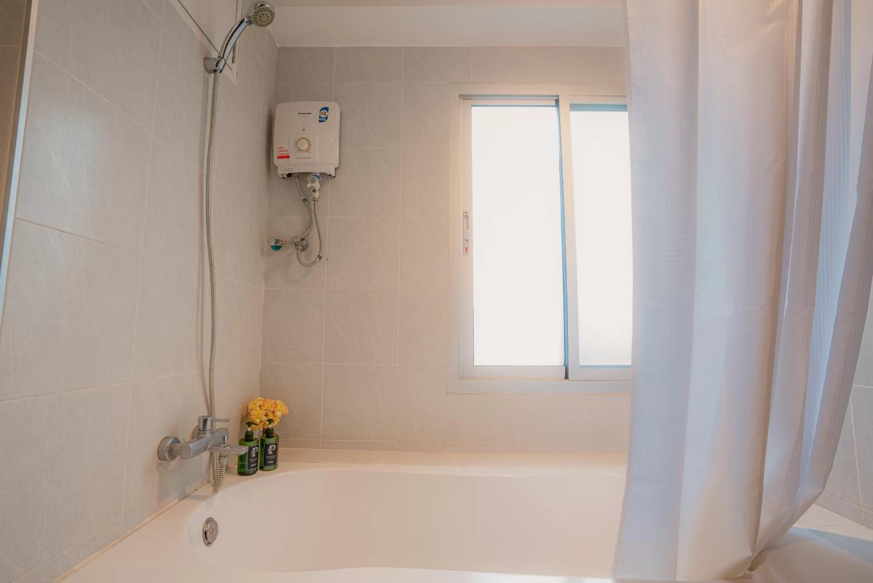 Bathroom in Peace Land Khaosan