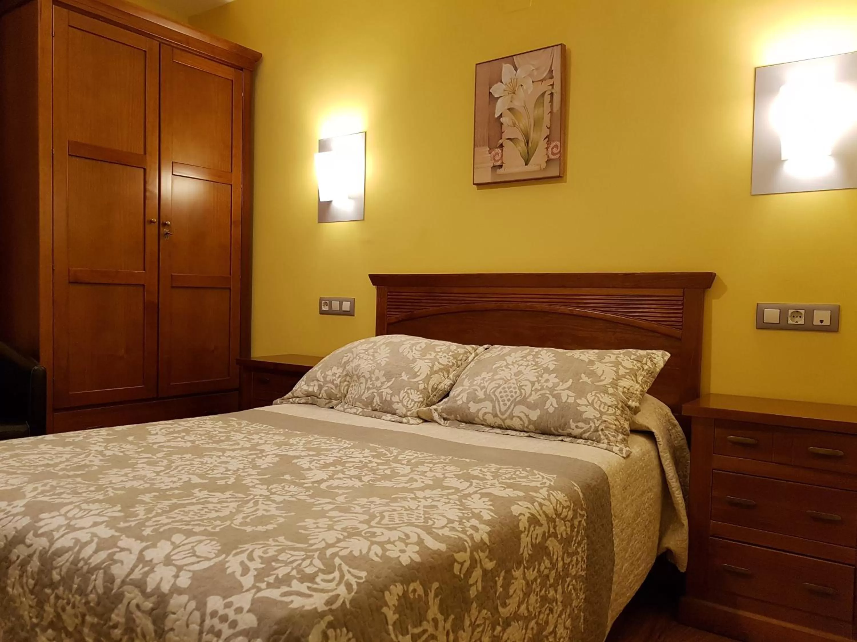 Bed in Hotel Reina Isabel