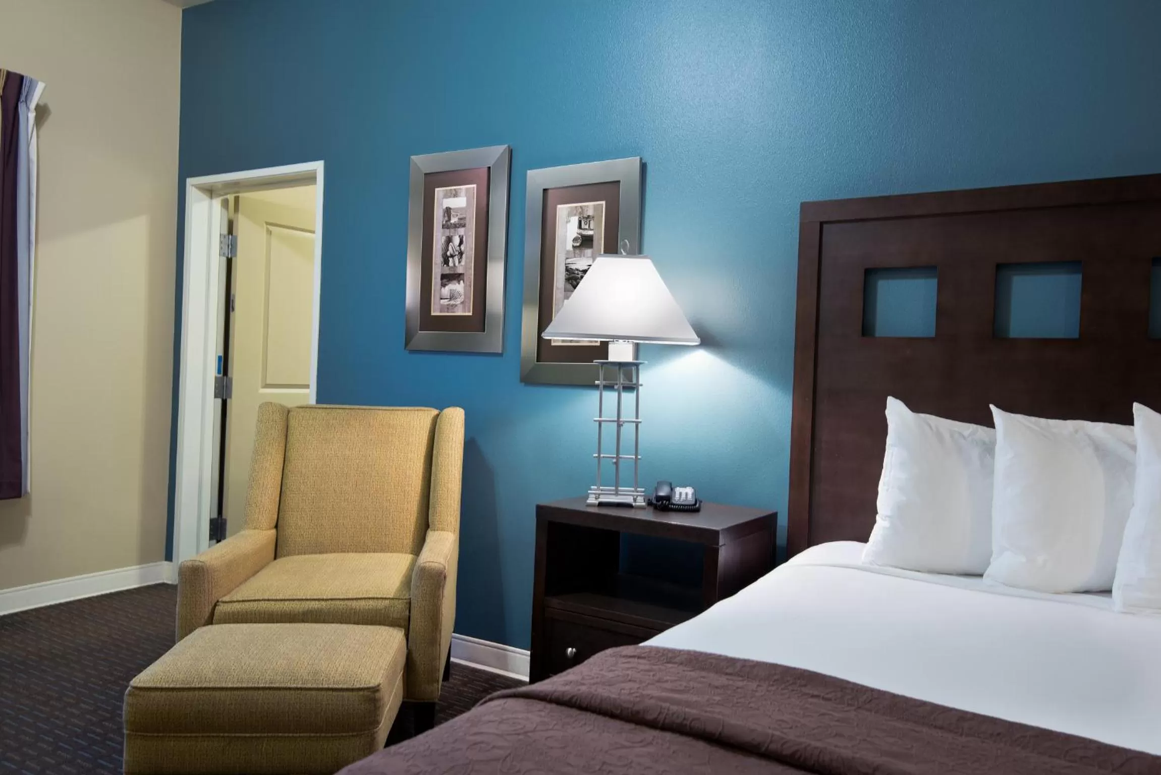 Bedroom, Bed in Oxford Suites Silverdale