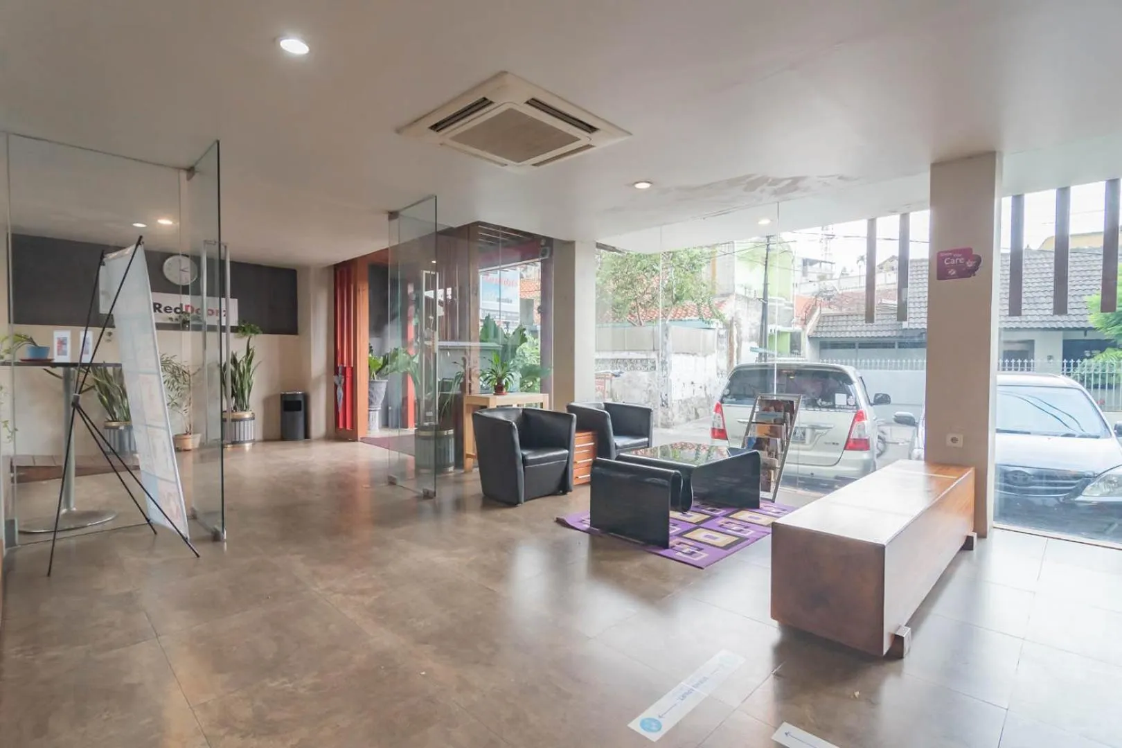 Lobby or reception in RedDoorz Plus near Asia Afrika 3