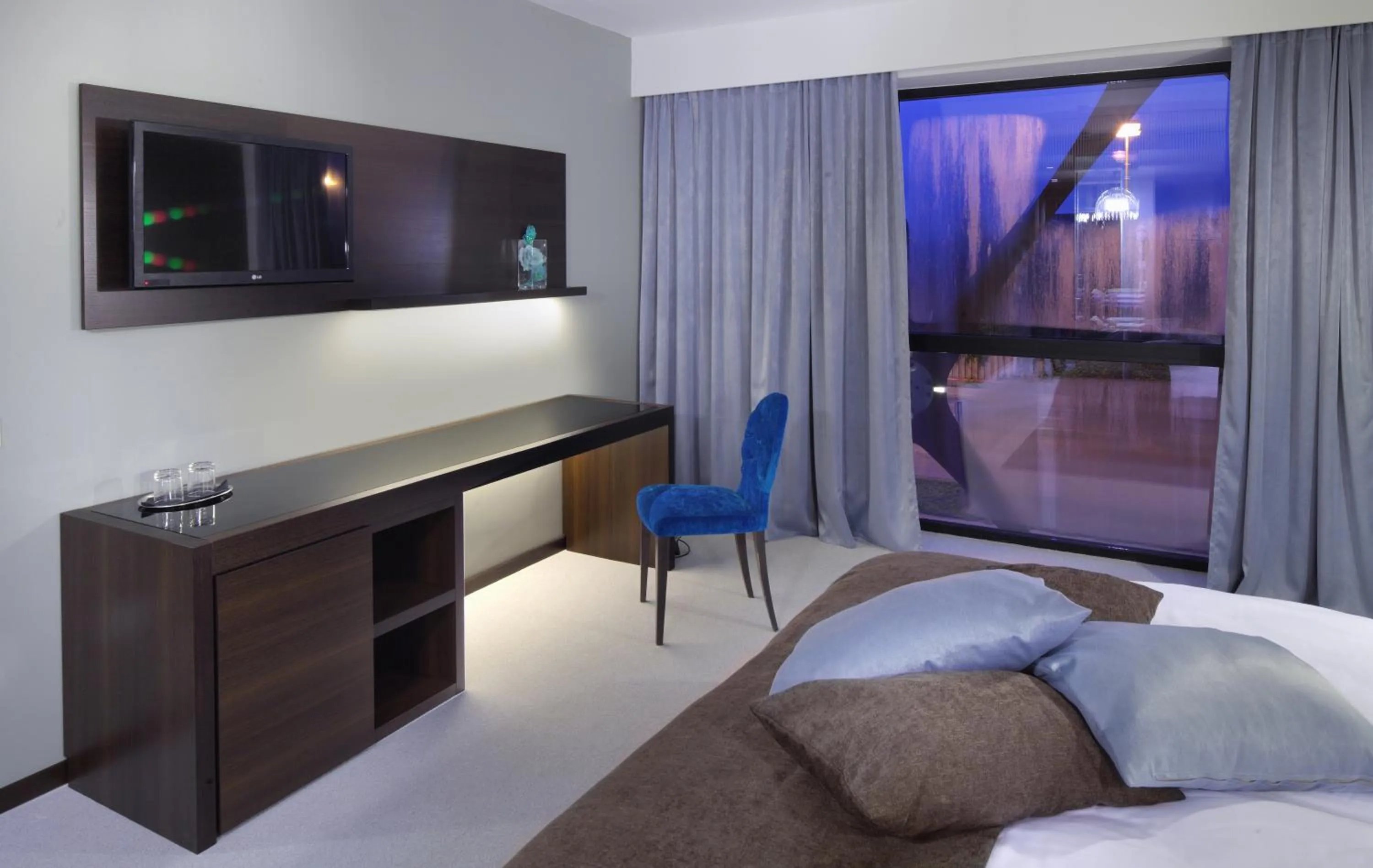 Seating area, Bed in Hotel Nox