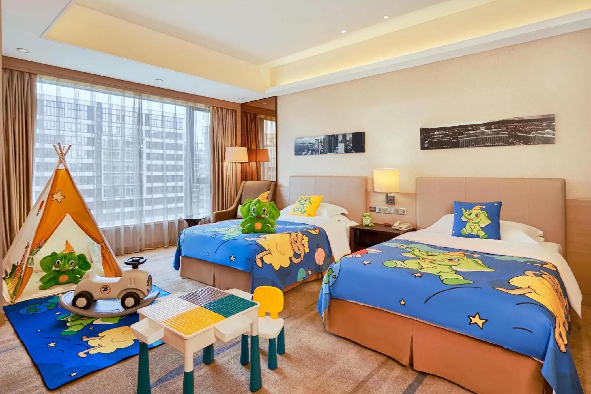 Photo of the whole room, Bed in Crowne Plaza Guangzhou Huadu by IHG