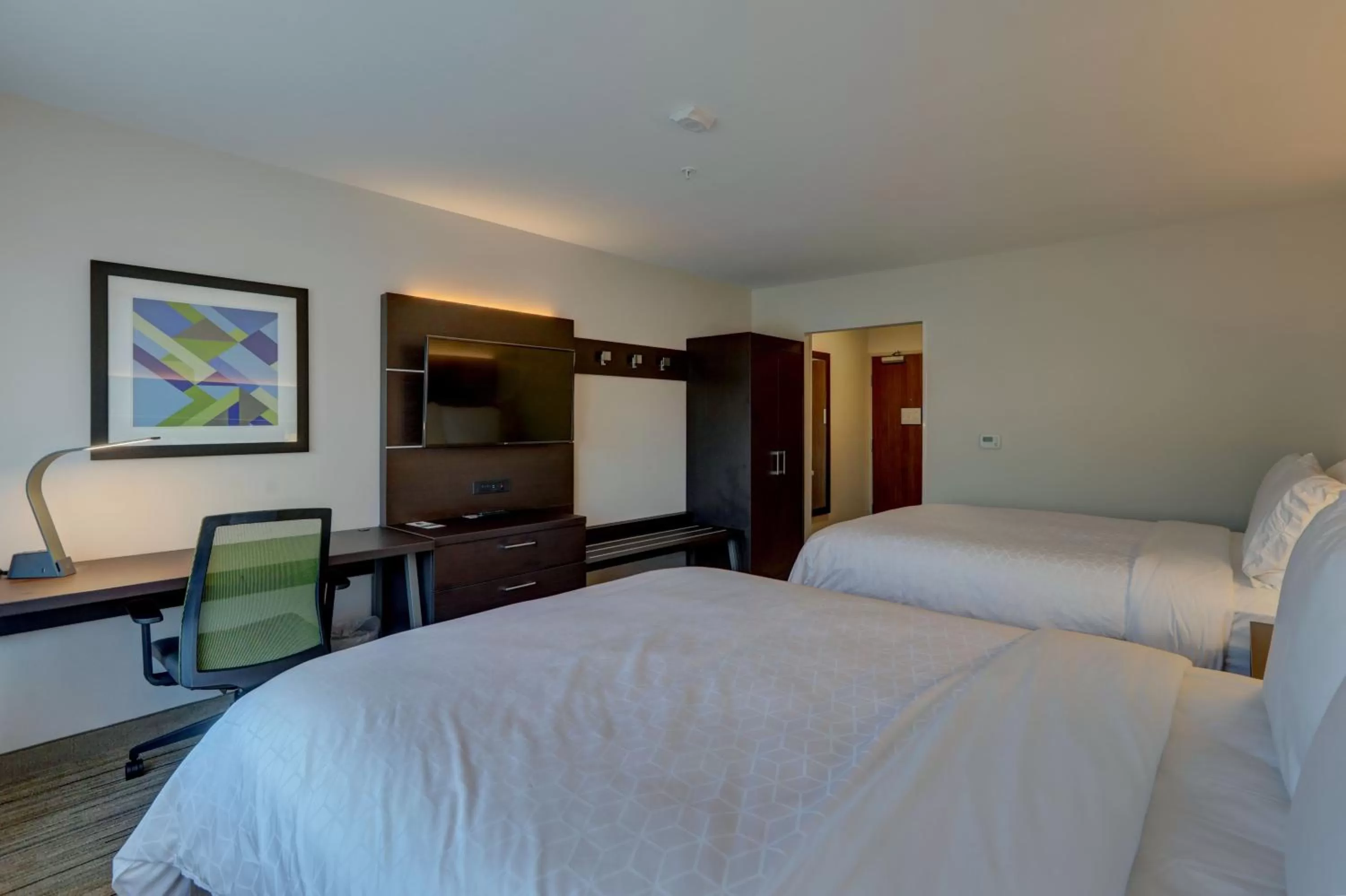 Photo of the whole room, Bed in Holiday Inn Express & Suites - Auburn Downtown by IHG