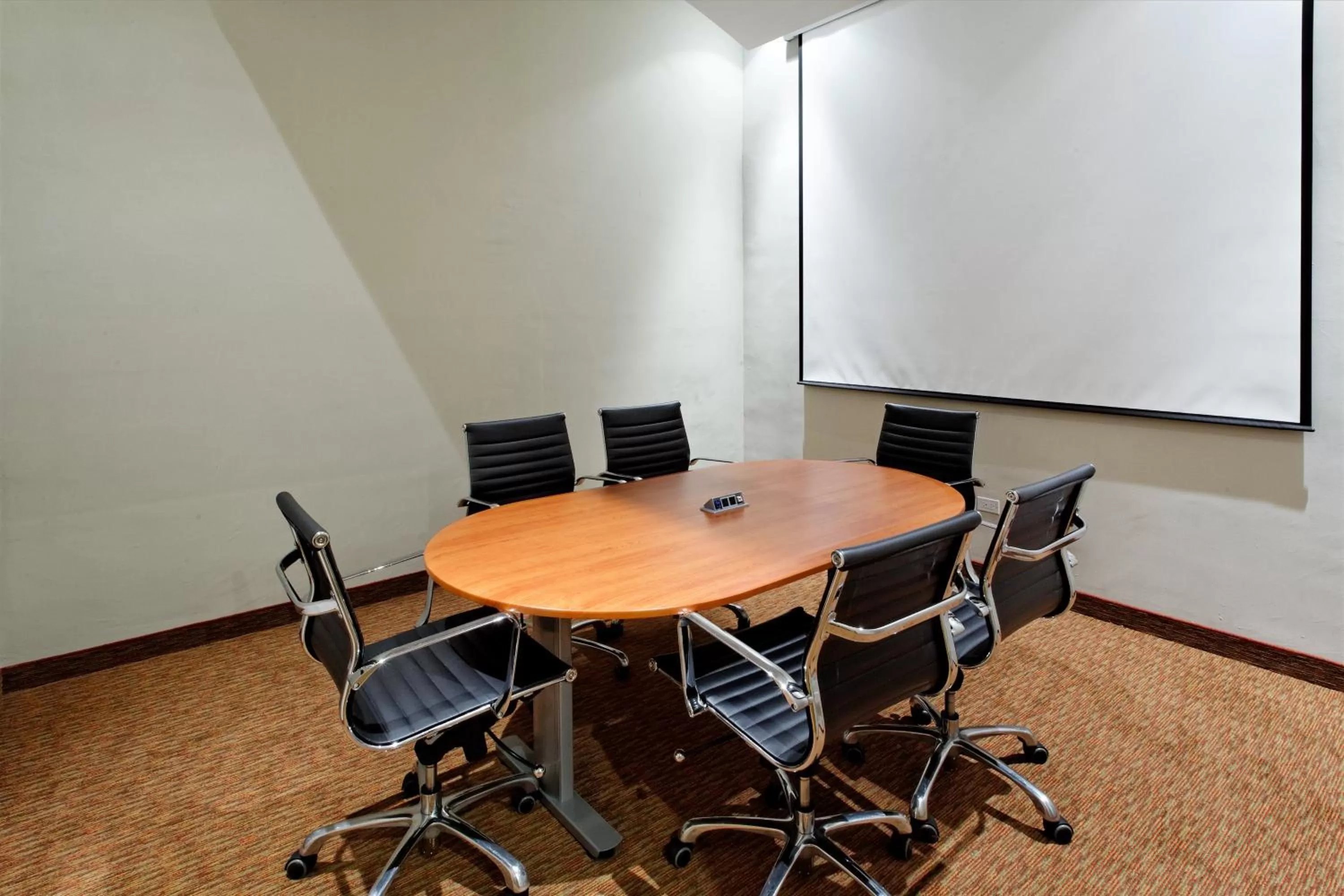 Meeting/conference room in Crowne Plaza Monterrey Aeropuerto by IHG