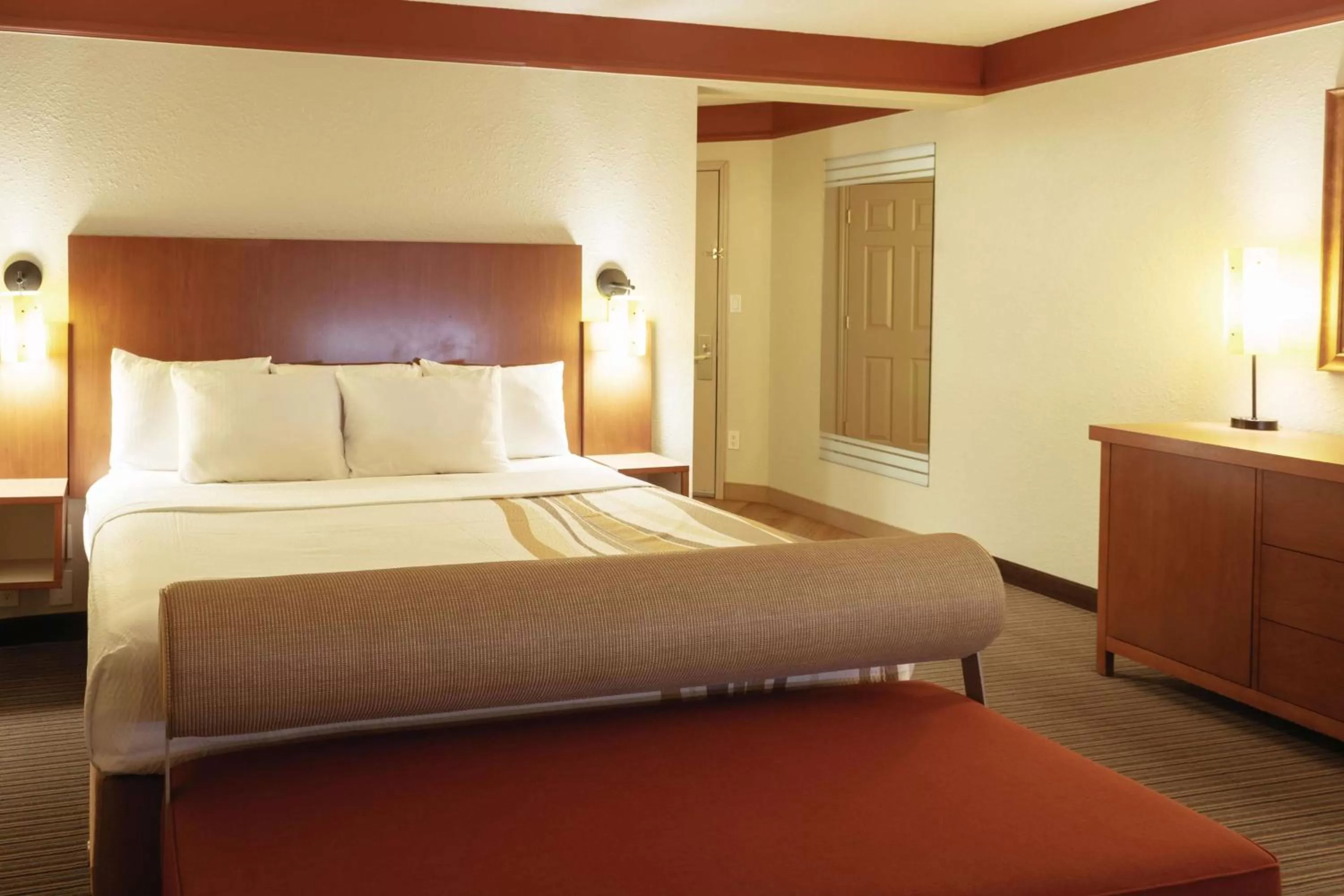 Photo of the whole room, Bed in La Quinta by Wyndham Atlanta Ballpark/Galleria