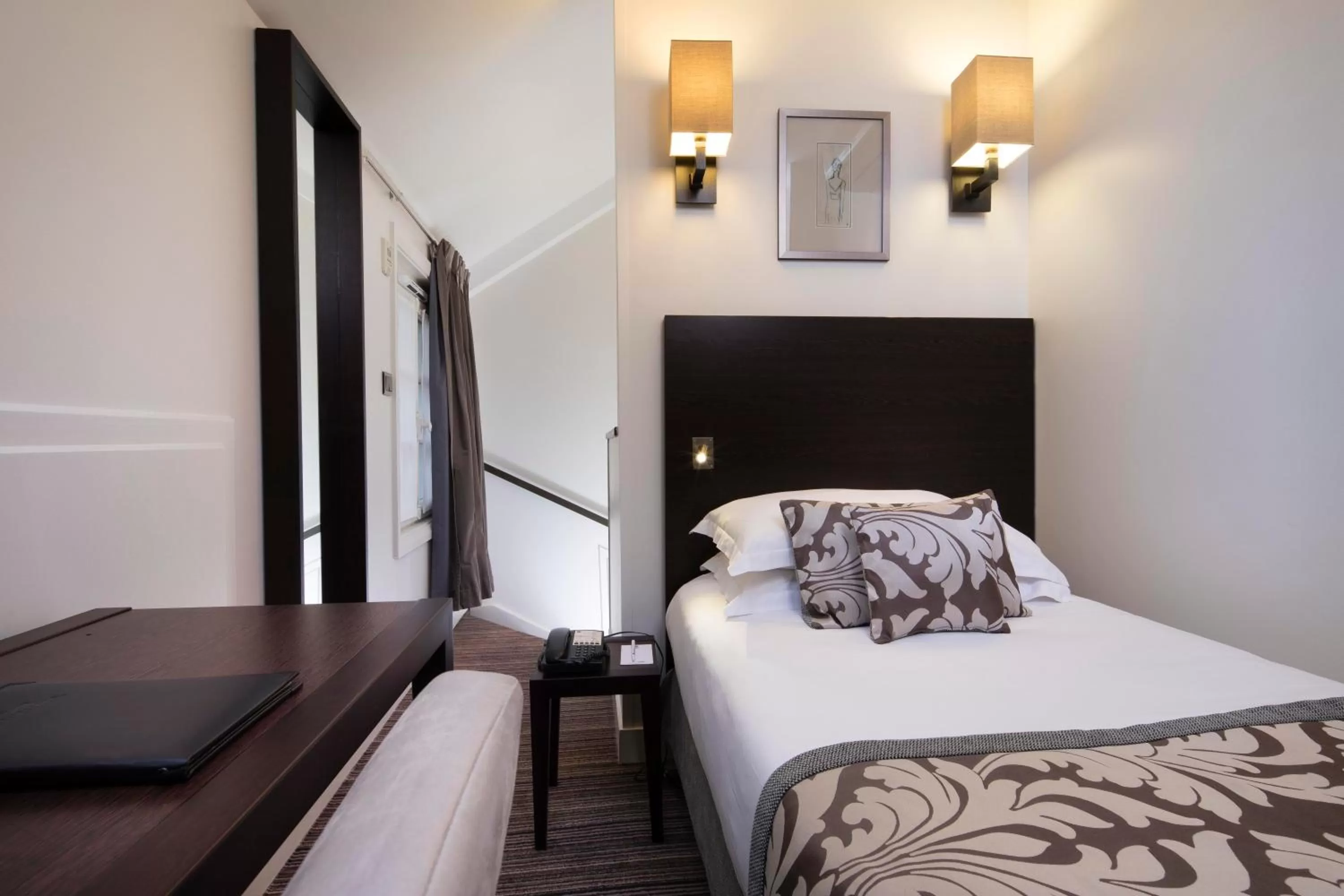 Bedroom, Bed in Hôtel Paris Louvre Opéra