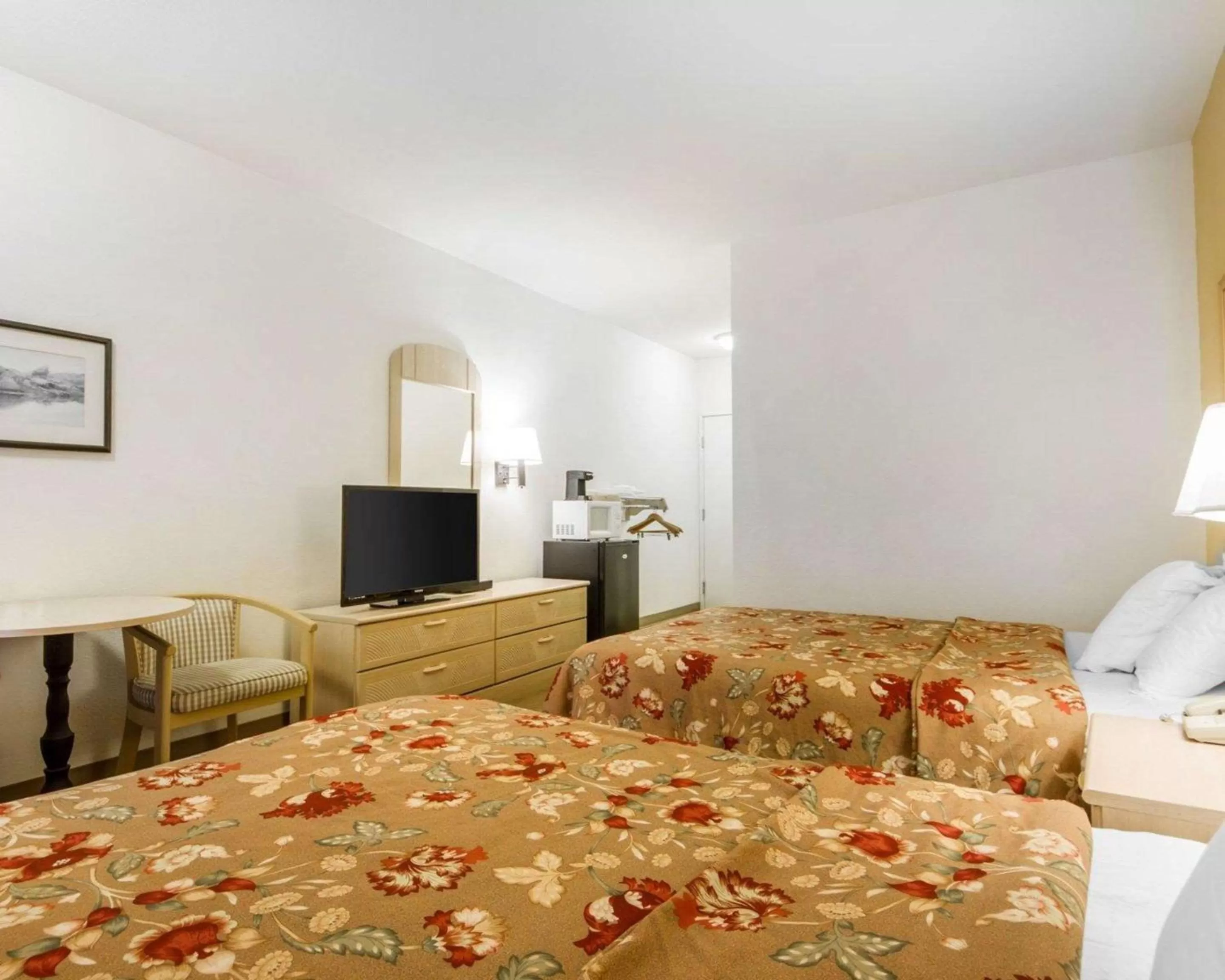 Photo of the whole room, Bed in Rodeway Inn