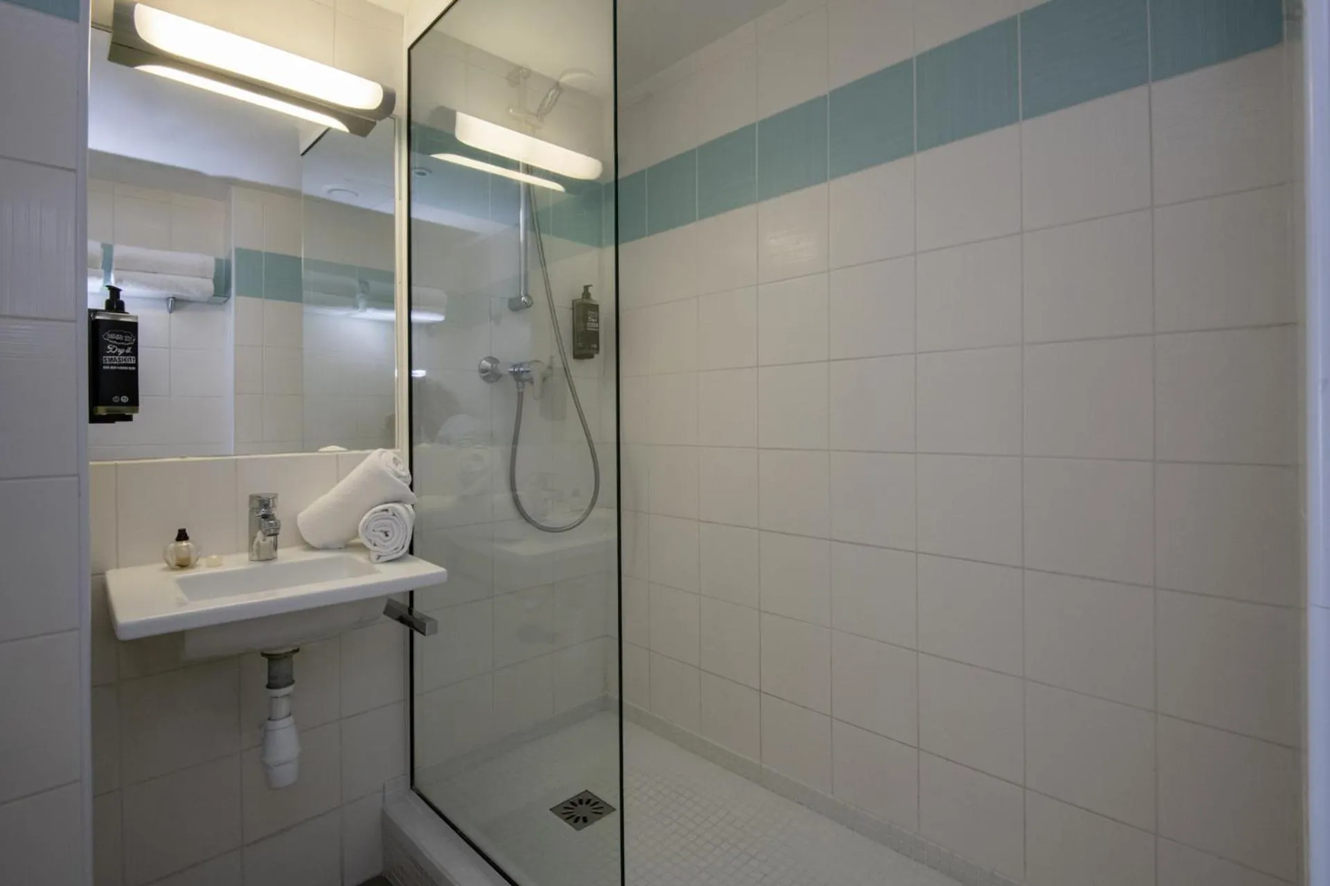 Bathroom in ibis budget Menton Bord de Mer