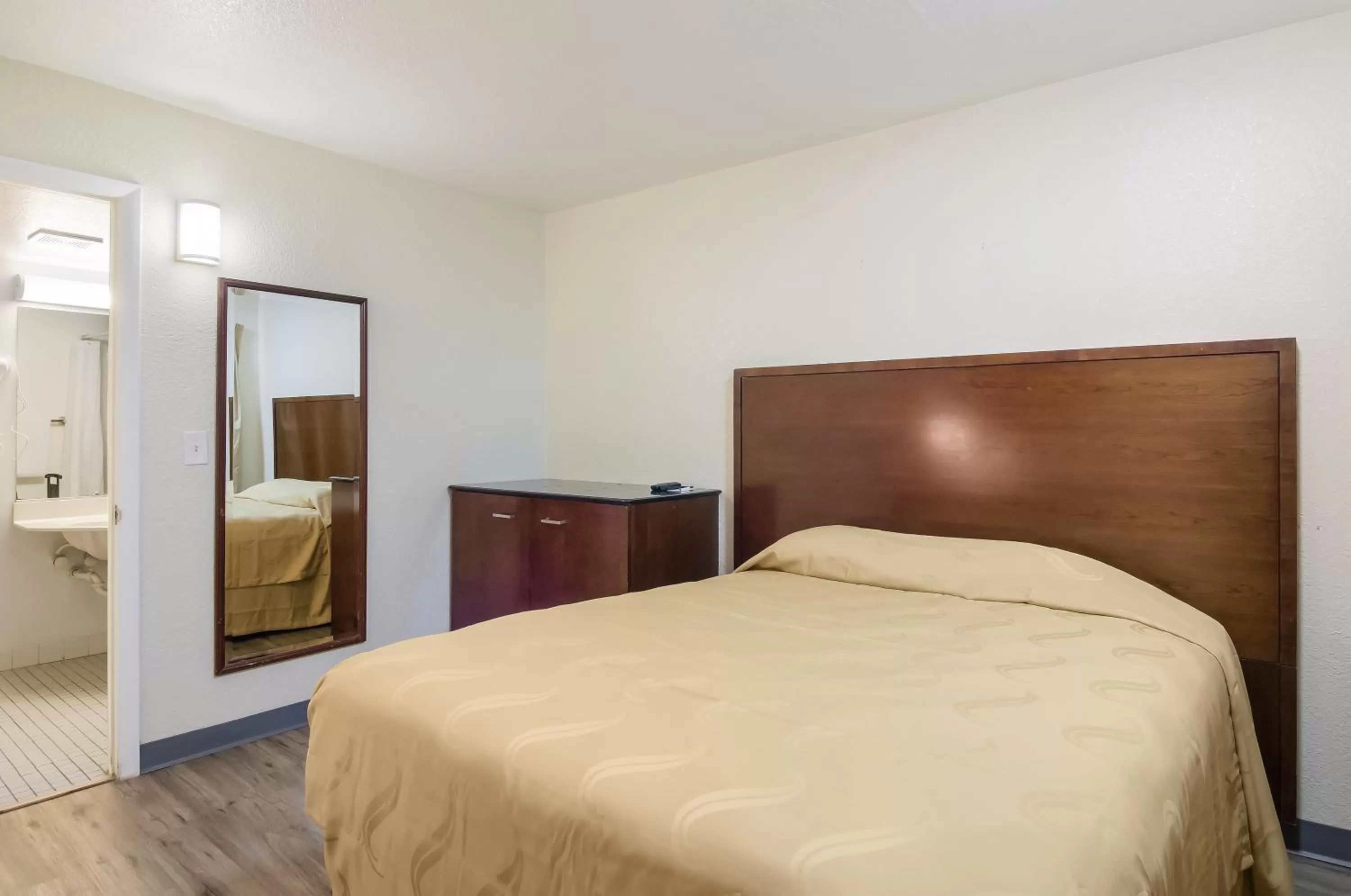 Bed in Rodeway Inn Greeley