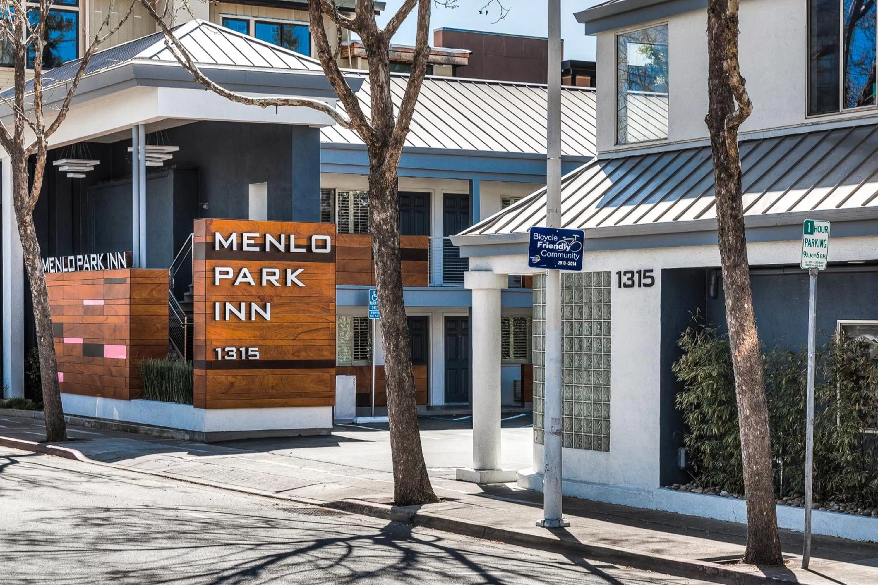 Property building in Menlo Park Inn