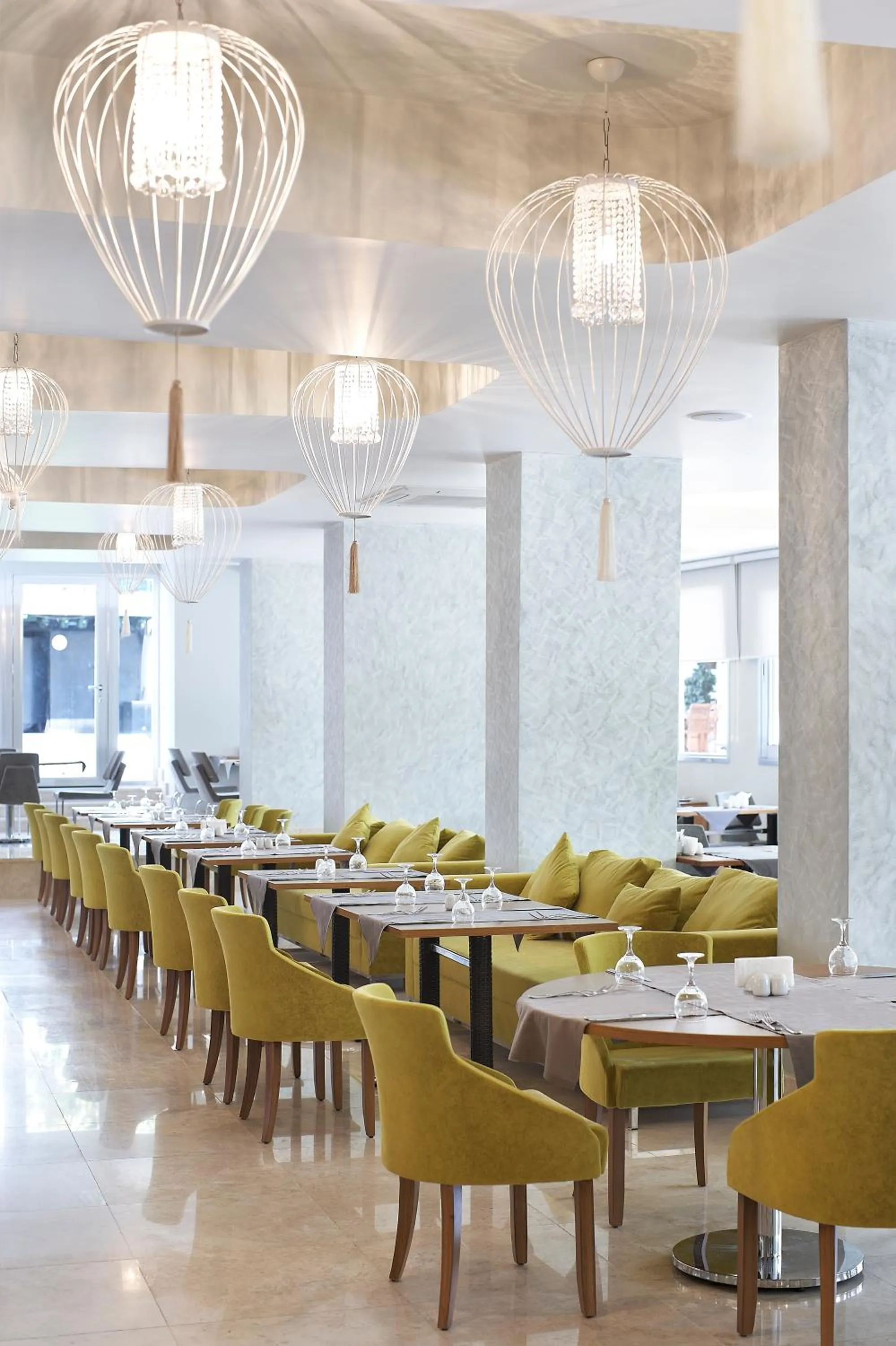 Restaurant/places to eat in Blue Bay Platinum