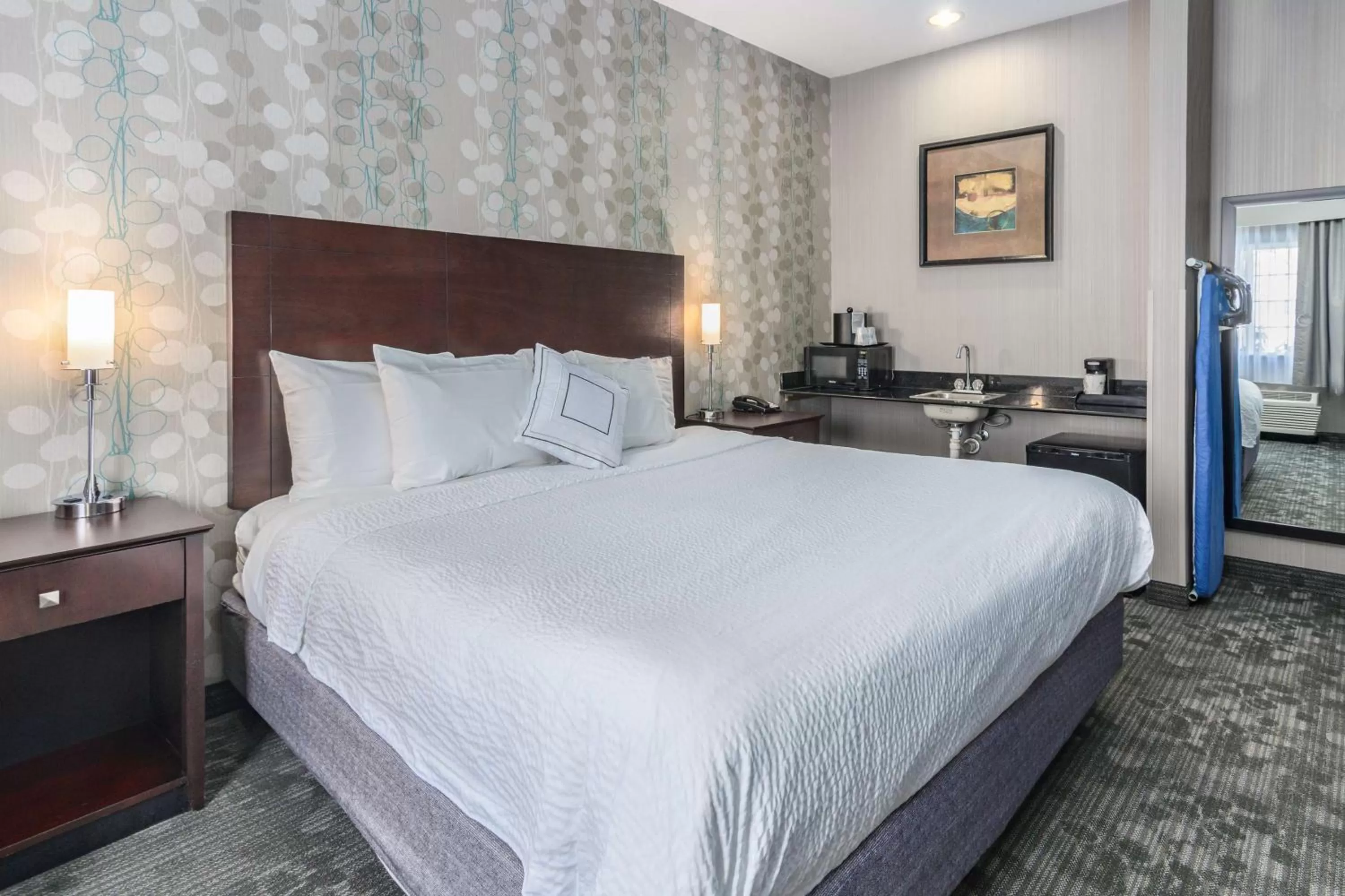 King Room with Bath Tub - Mobility Accessible/Non-Smoking in Best Western Concord Inn and Suites