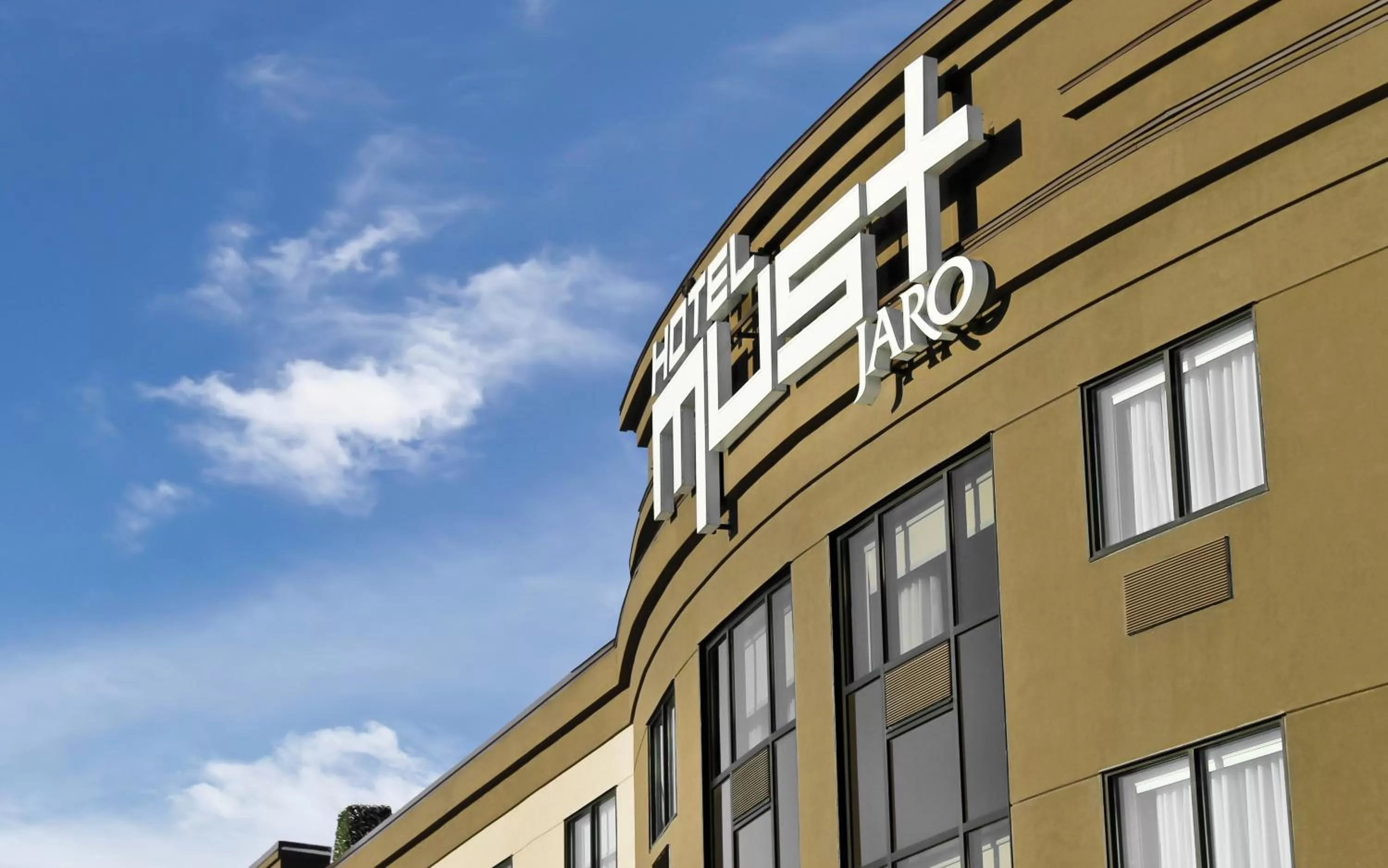 Property building in Hôtel Must Aéroport de Québec par JARO