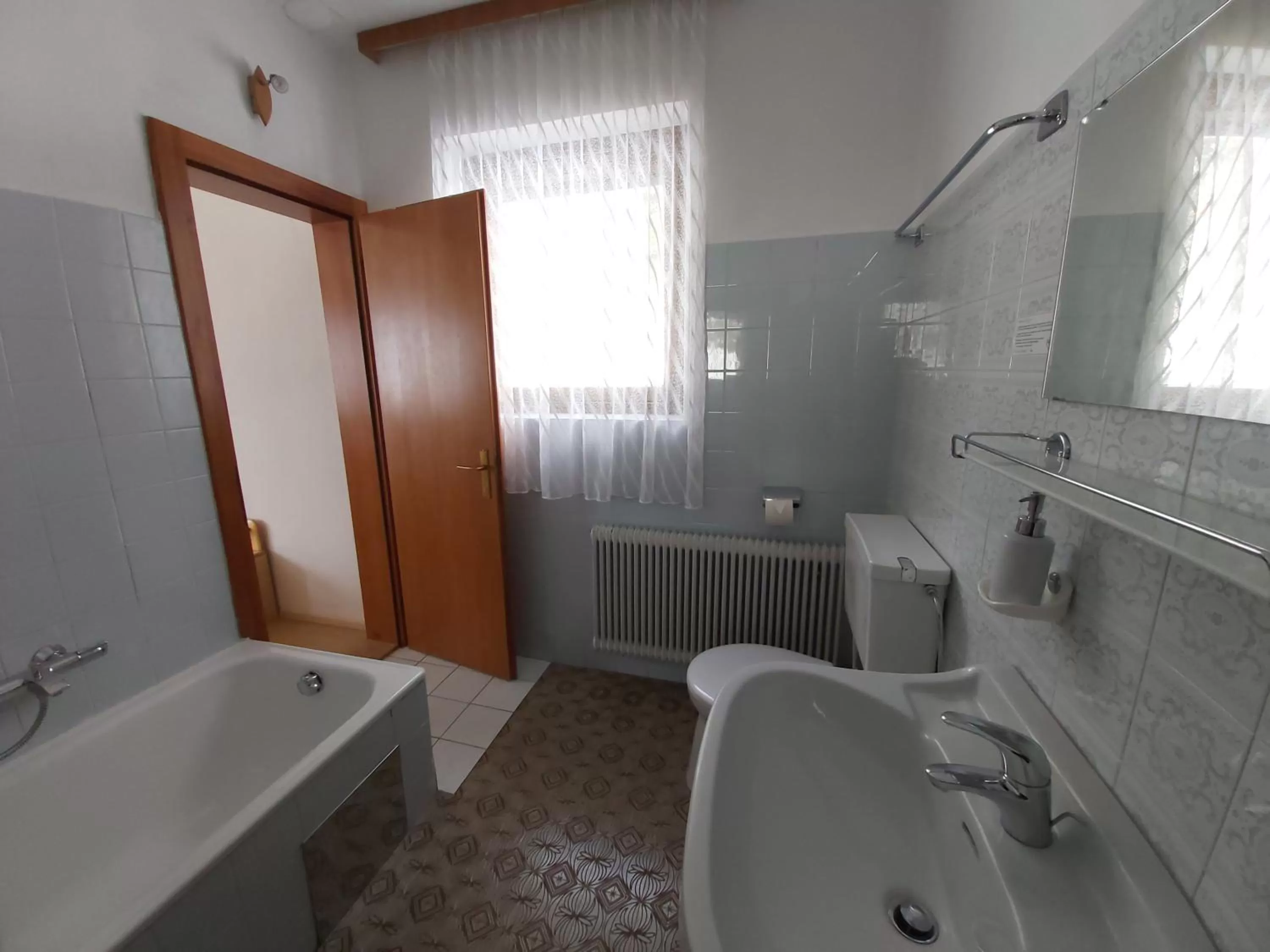 Bathroom in B&B Pension Karlsdorfer Hof