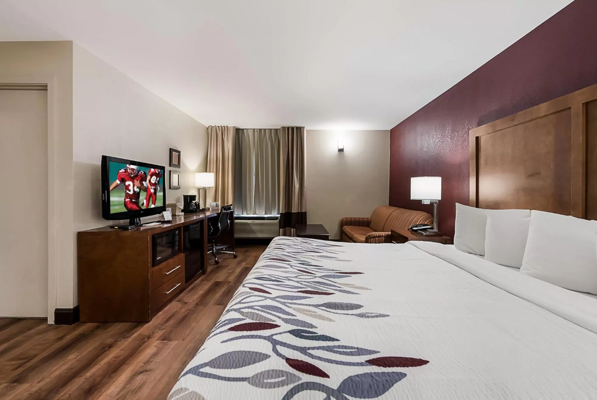 Photo of the whole room, Bed in Red Roof Inn Newport News - Yorktown