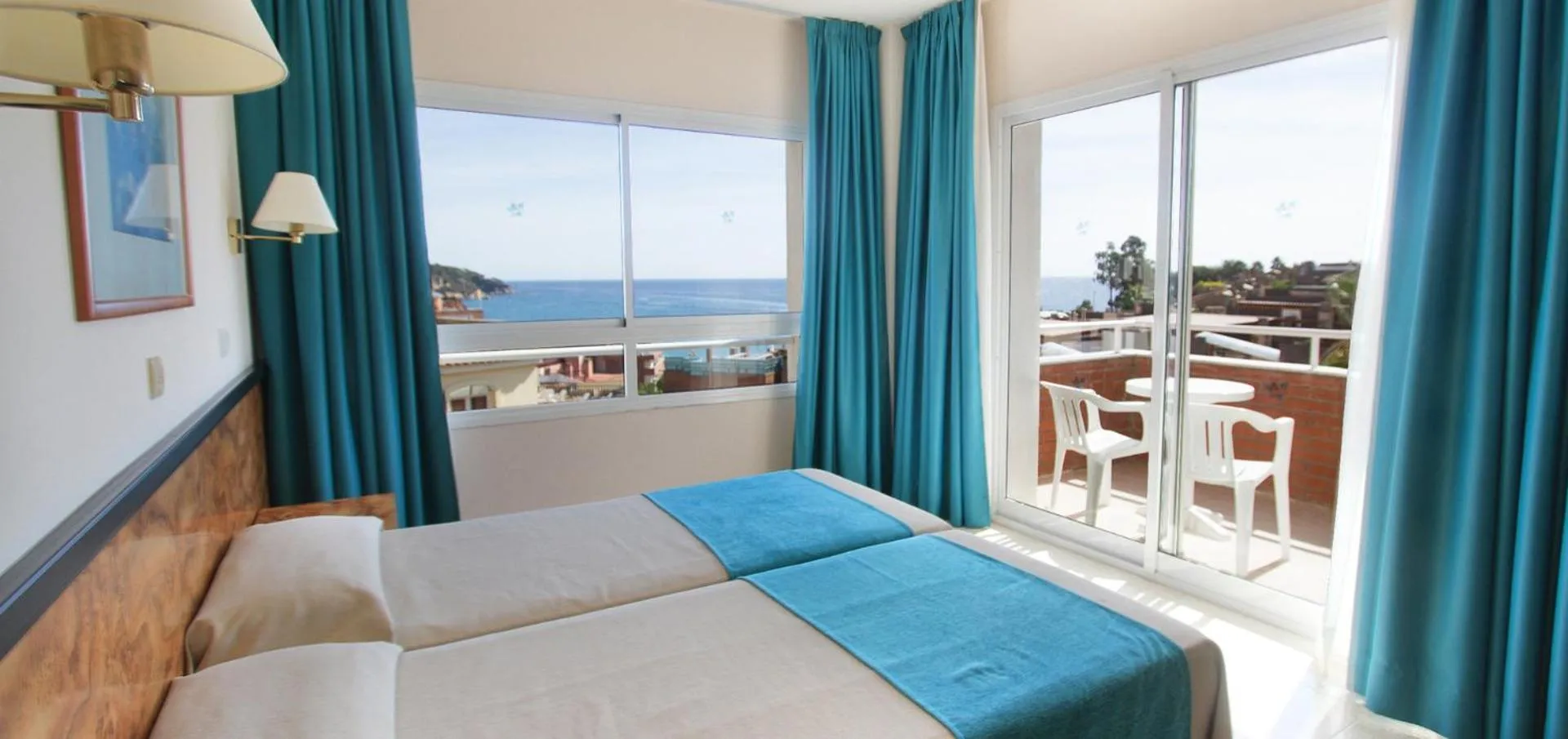 Balcony/Terrace, Bed in Hotel Gran Garbi Mar & AquaSplash