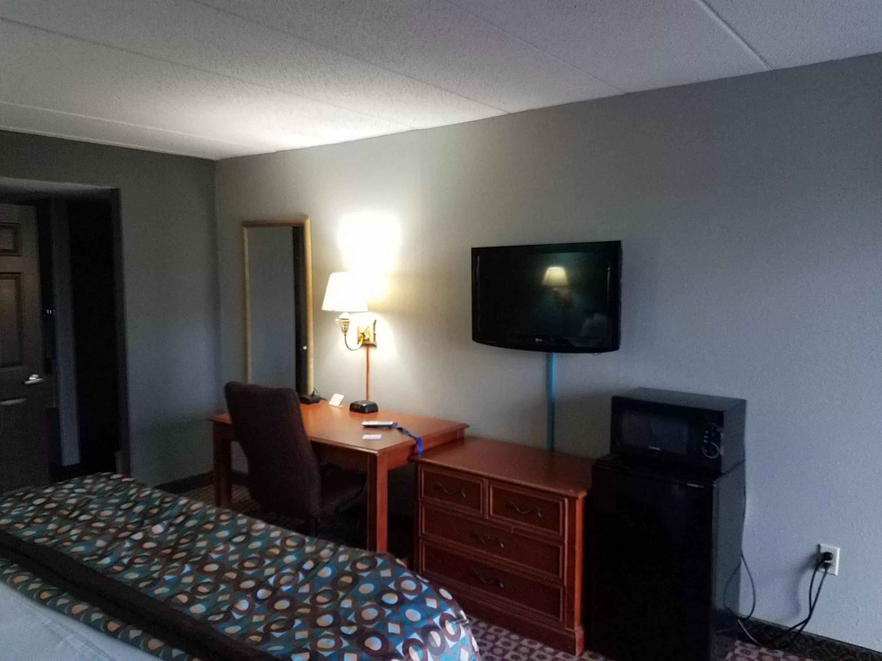 TV and multimedia, Bed in Americas Best Value Inn St. Louis Downtown